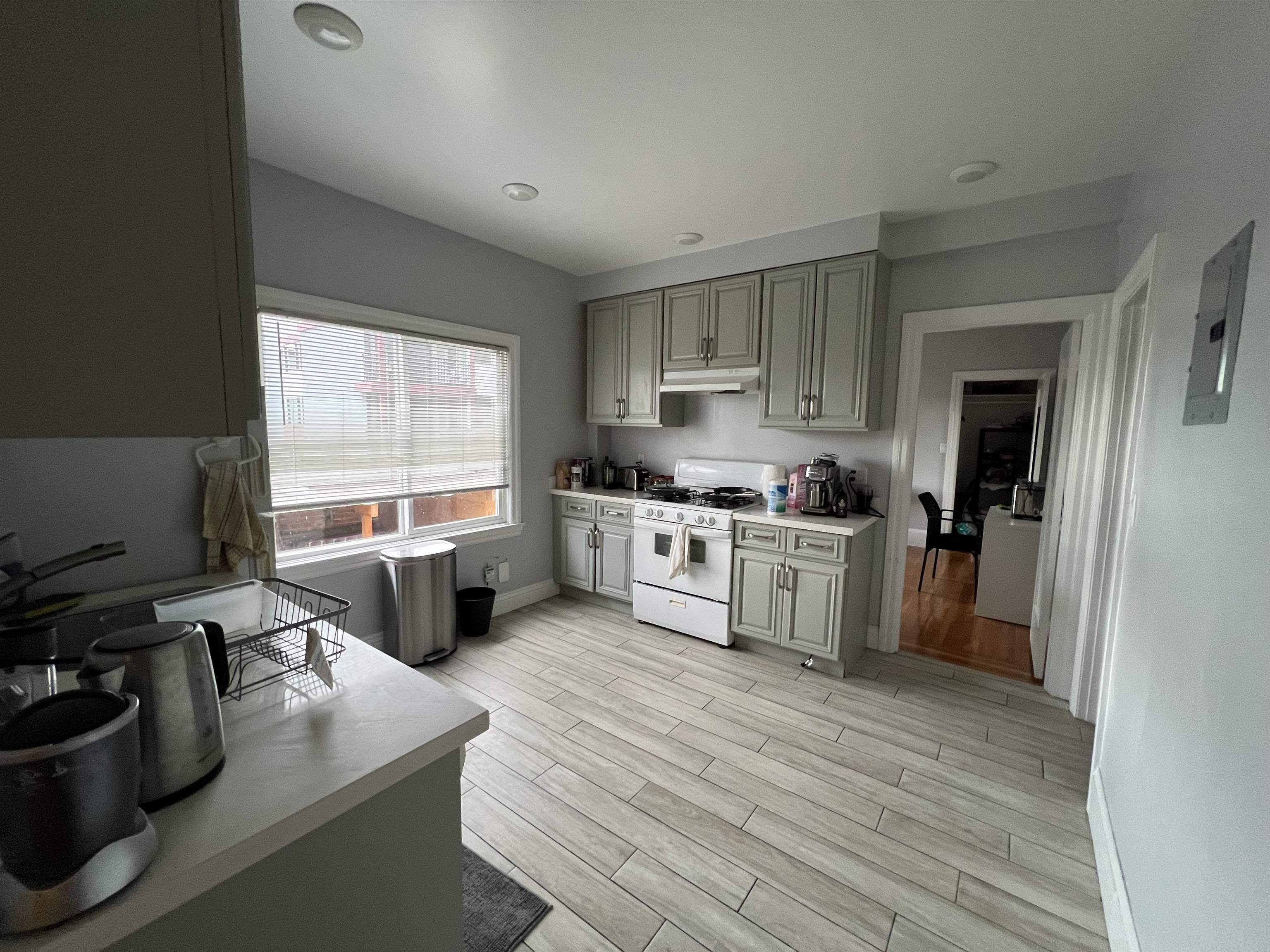 Detail Gallery Image 4 of 9 For 1534 Milvia St a,  Berkeley,  CA 94709 - 3 Beds | 2 Baths