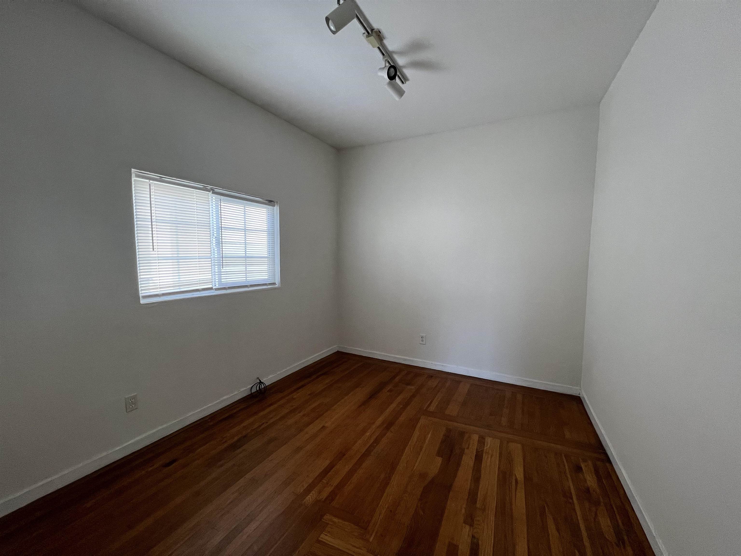 Detail Gallery Image 2 of 4 For 3244 Ellis St #B,  Berkeley,  CA 94703 - 2 Beds | 1 Baths