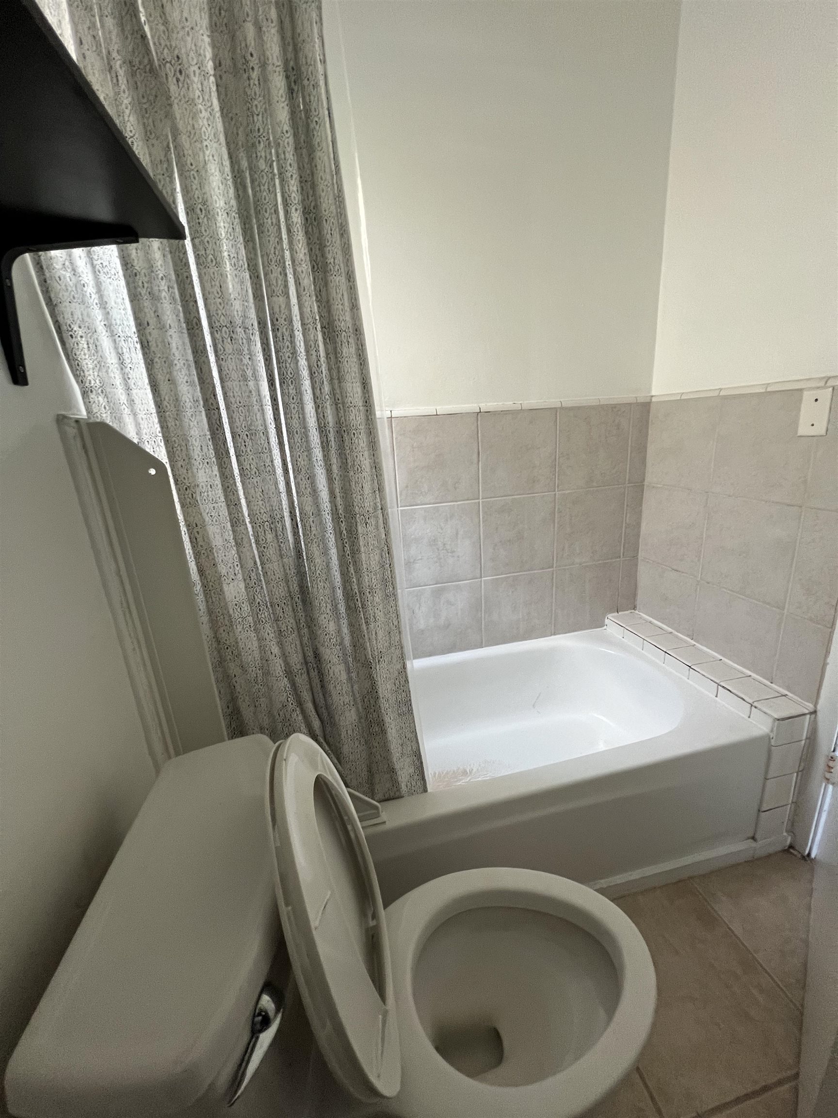 Detail Gallery Image 4 of 4 For 3244 Ellis St #B,  Berkeley,  CA 94703 - 2 Beds | 1 Baths