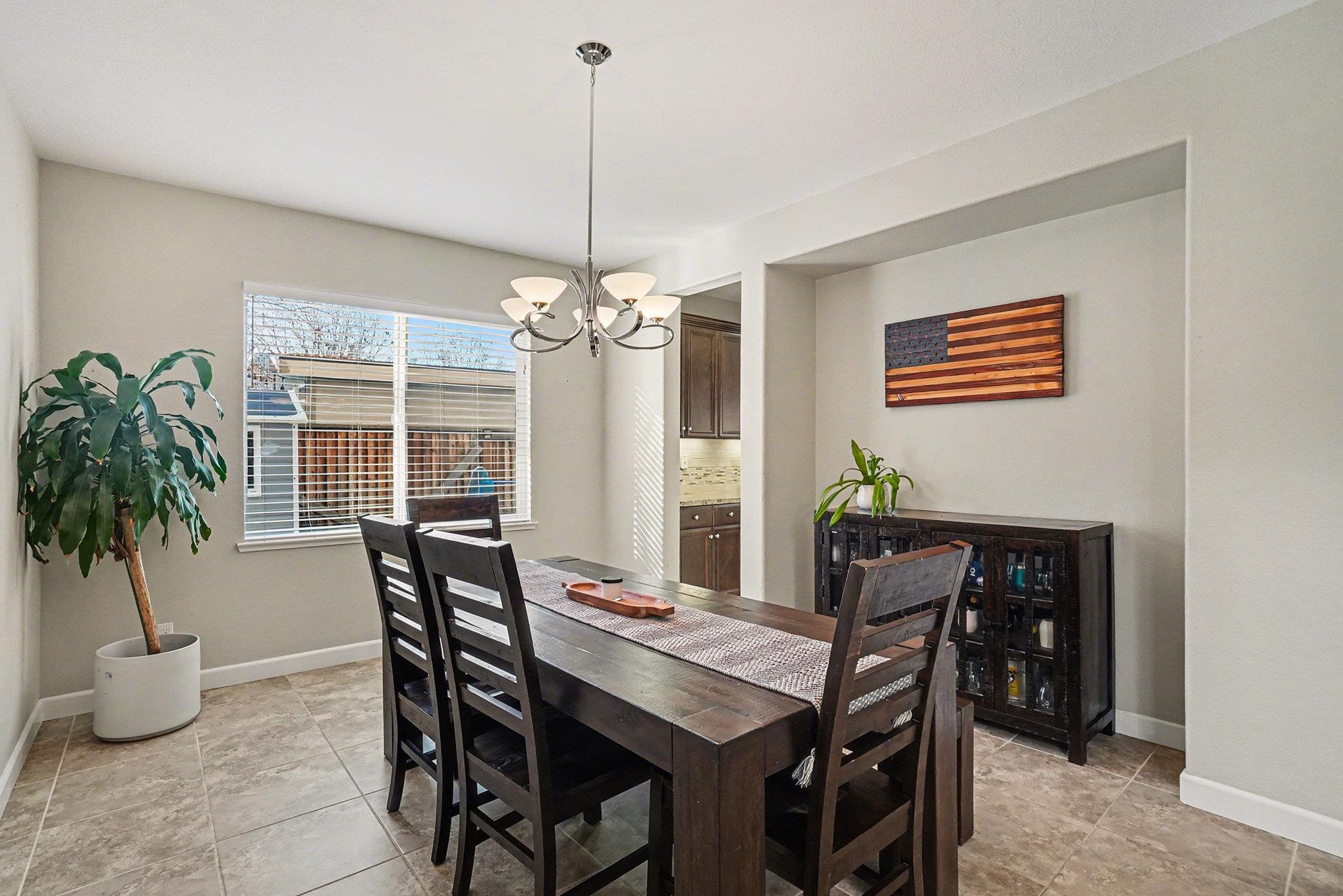 Detail Gallery Image 8 of 46 For 527 Stratford Way, Brentwood,  CA 94513 - 4 Beds | 3/1 Baths