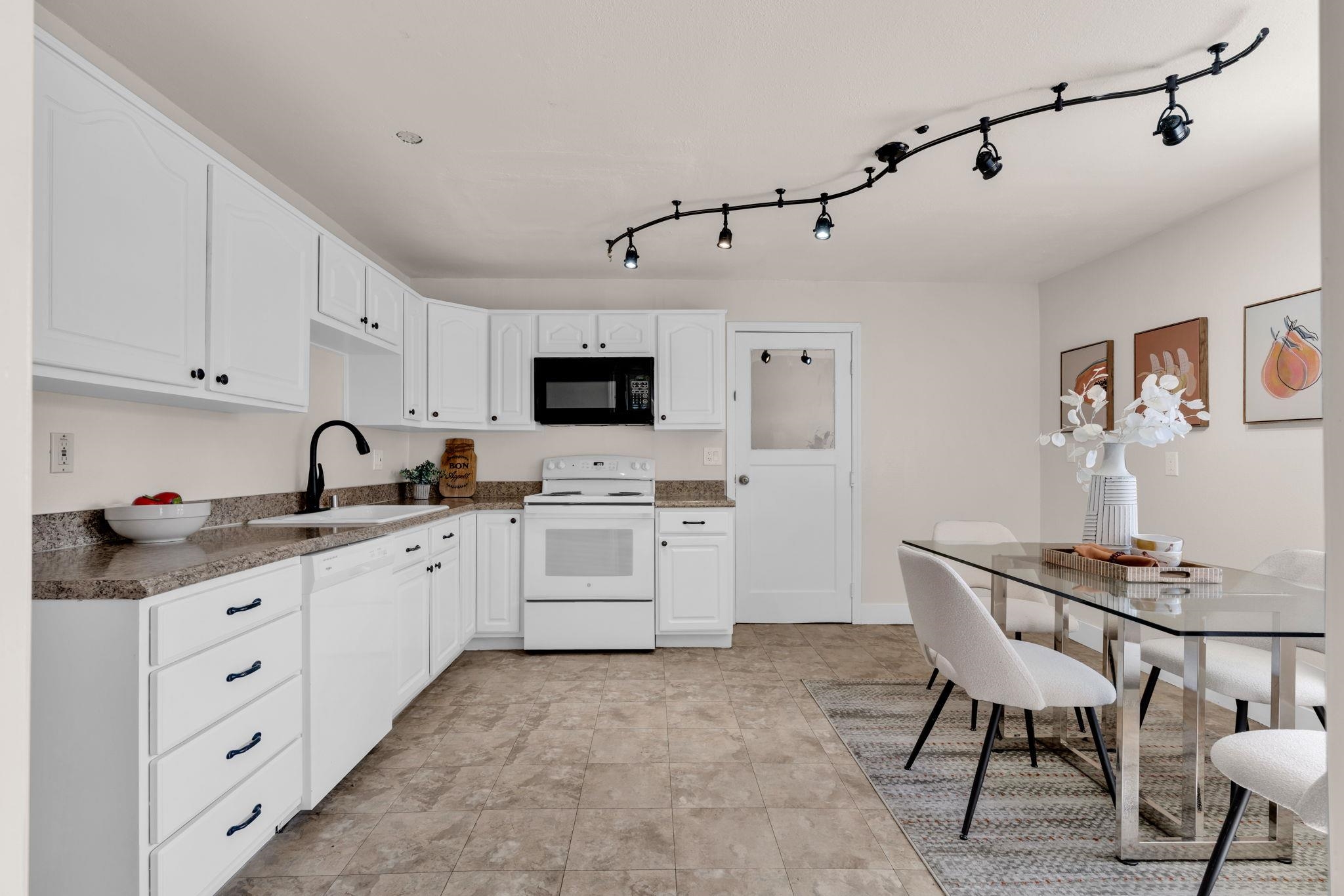 Detail Gallery Image 6 of 38 For 4141 Rita Dr, Martinez,  CA 94553 - 4 Beds | 2 Baths