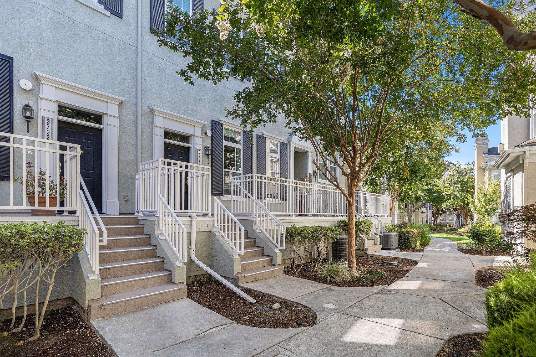 Detail Gallery Image 2 of 34 For 3730 Whitworth Dr, Dublin,  CA 94568 - 4 Beds | 3/1 Baths