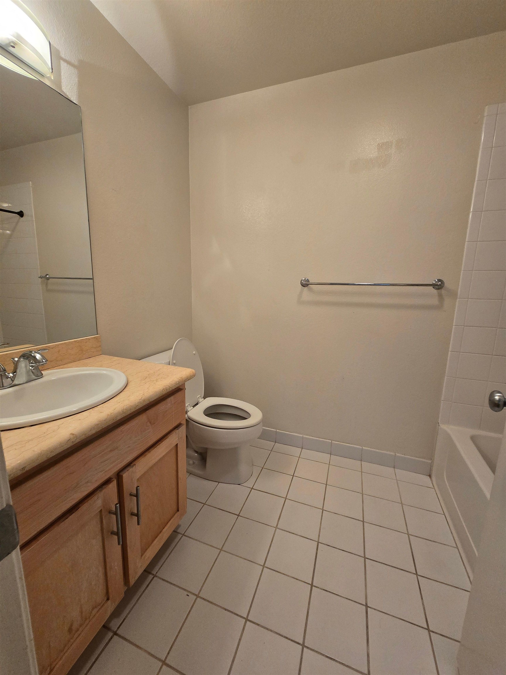 Detail Gallery Image 3 of 7 For 161 Marina Lakes Dr, Richmond,  CA 94804 - 1 Beds | 1 Baths