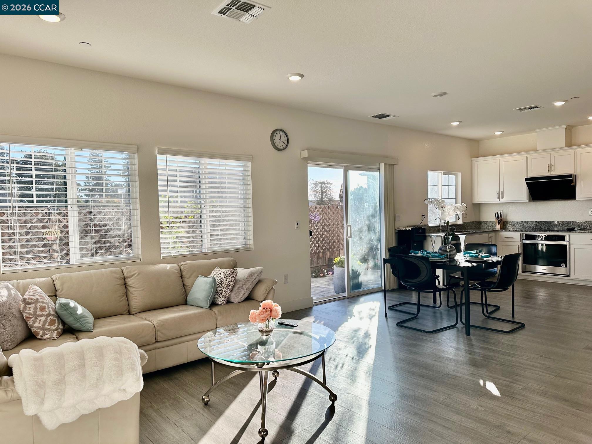 Detail Gallery Image 2 of 19 For 46 Mountainside Way, Hayward,  CA 94544 - 3 Beds | 2/1 Baths