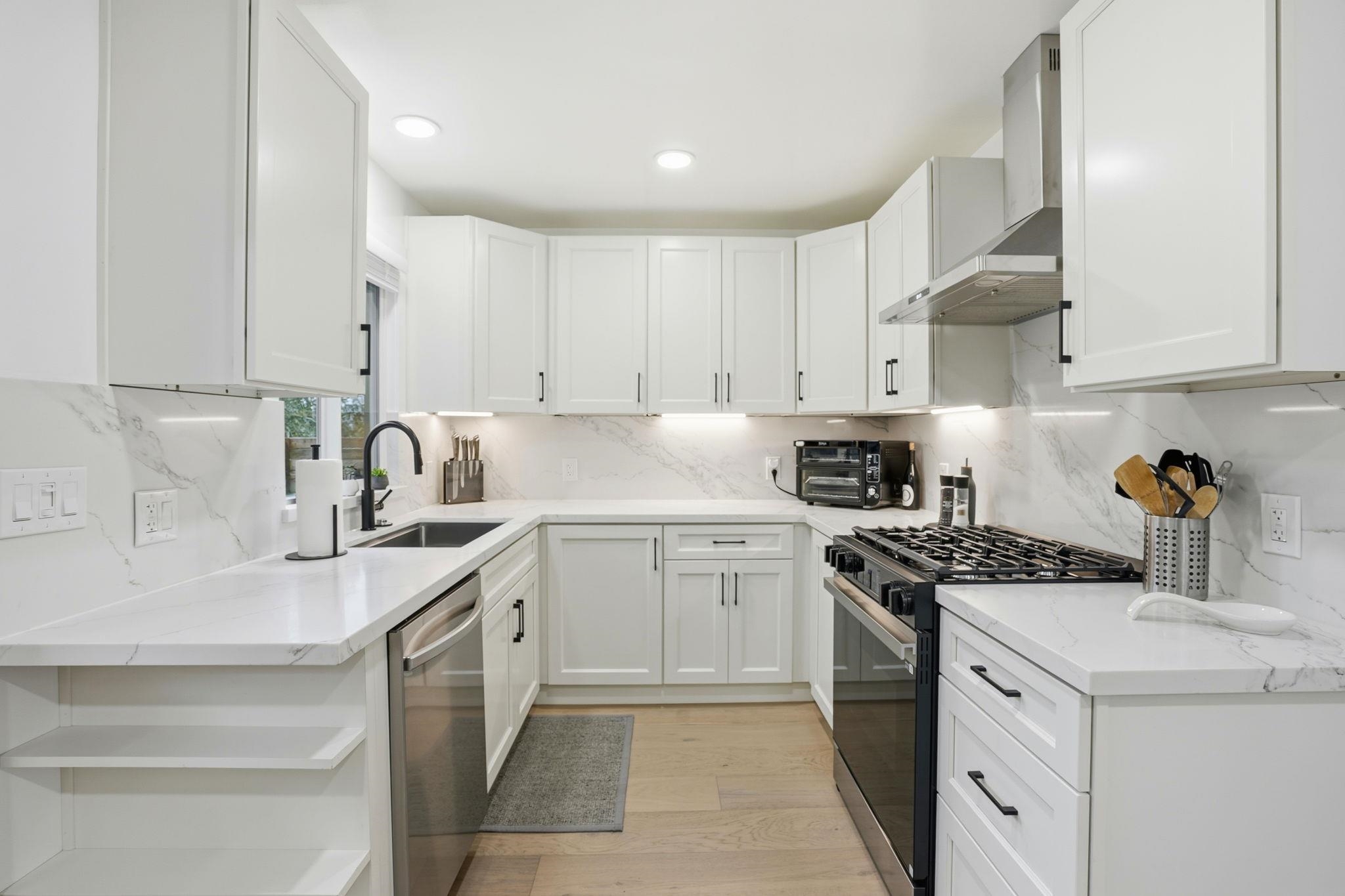 Detail Gallery Image 16 of 35 For 6470 Ascot Dr, Oakland,  CA 94611 - 3 Beds | 2 Baths