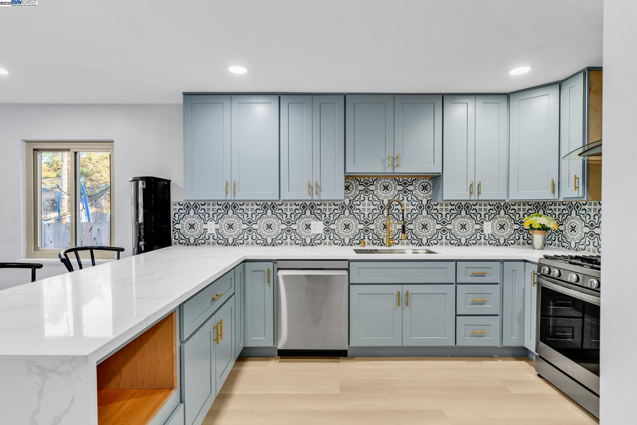 Detail Gallery Image 6 of 17 For 6178 Bernhard Ave, Richmond,  CA 94805 - 4 Beds | 2 Baths