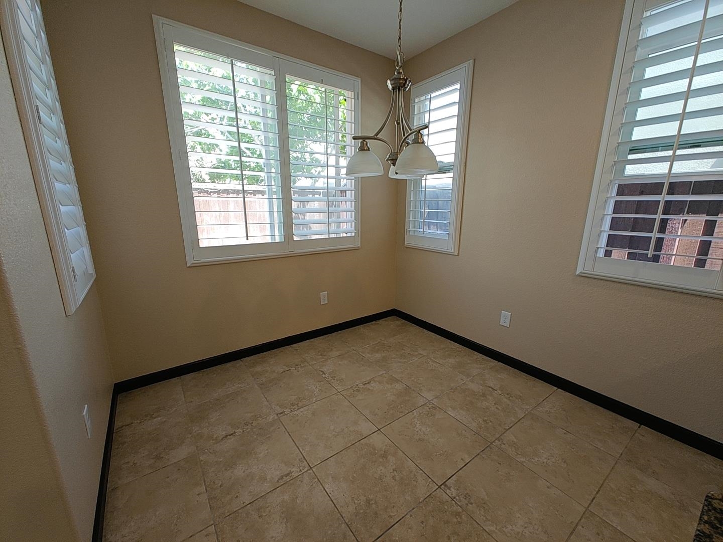 Detail Gallery Image 12 of 36 For 7283 Abbey Dr, Vallejo,  CA 94591 - 4 Beds | 3/1 Baths
