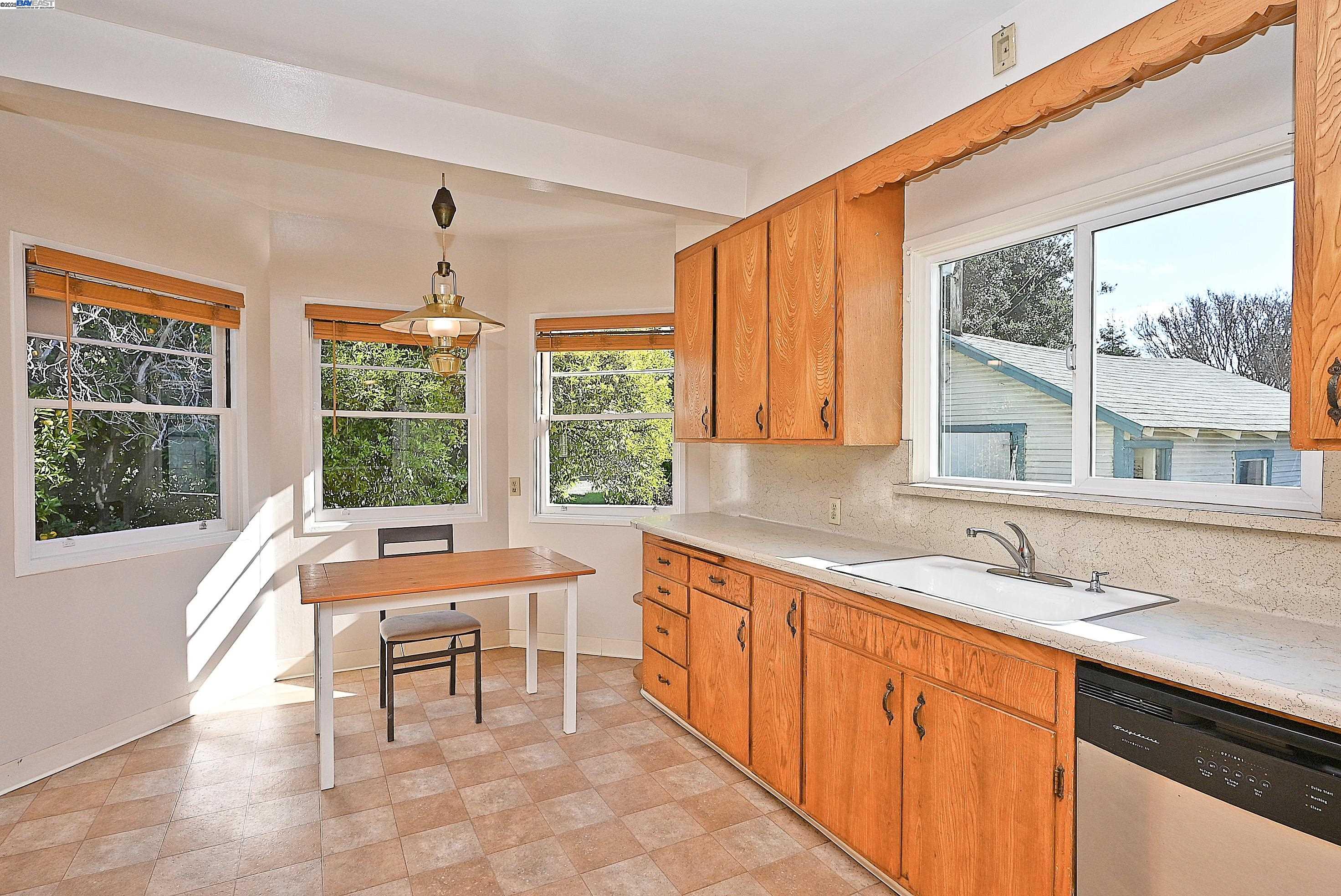 Detail Gallery Image 15 of 51 For 181 E Lewelling Blvd, San Lorenzo,  CA 94580 - 2 Beds | 1 Baths