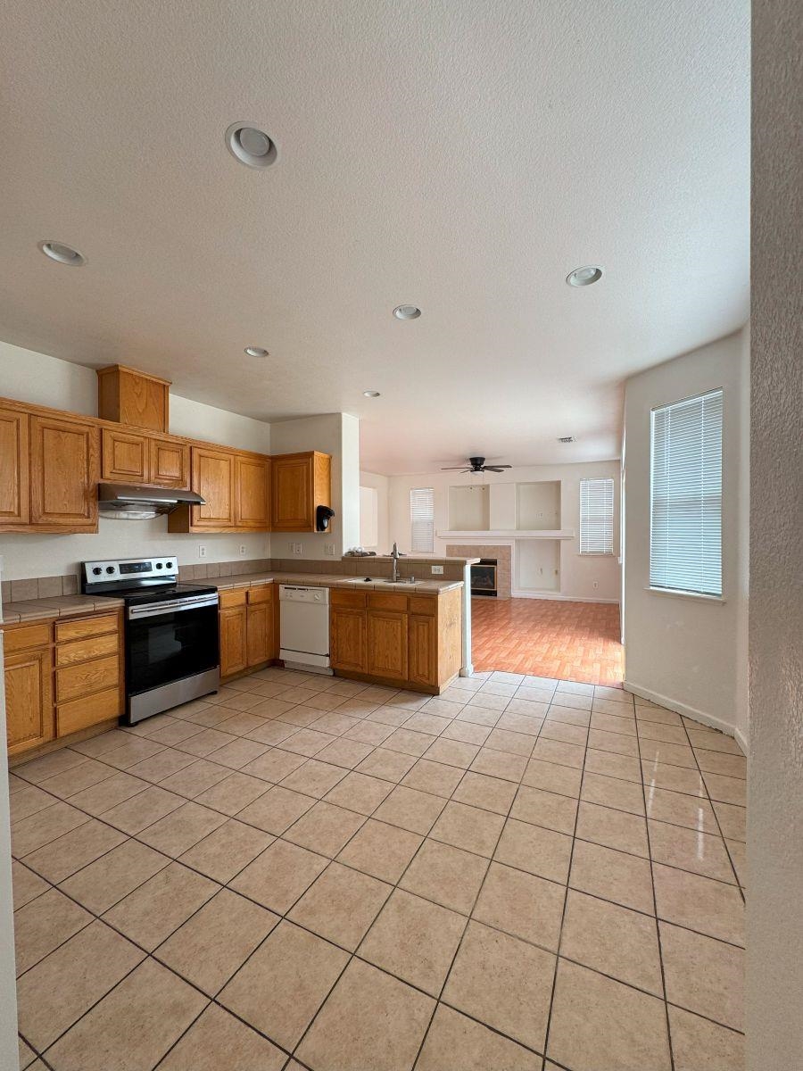 Detail Gallery Image 12 of 31 For 645 Rockspray Cir, Pittsburg,  CA 94565 - 4 Beds | 2/1 Baths