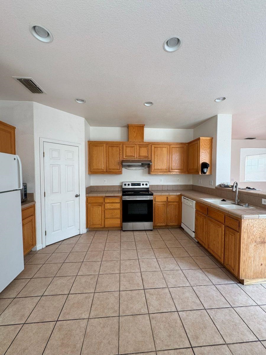 Detail Gallery Image 13 of 31 For 645 Rockspray Cir, Pittsburg,  CA 94565 - 4 Beds | 2/1 Baths
