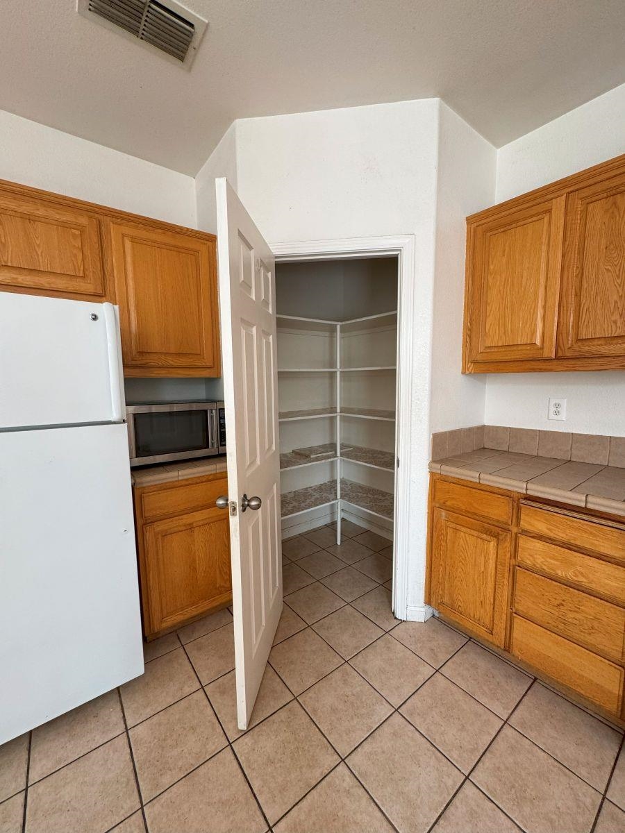 Detail Gallery Image 14 of 31 For 645 Rockspray Cir, Pittsburg,  CA 94565 - 4 Beds | 2/1 Baths