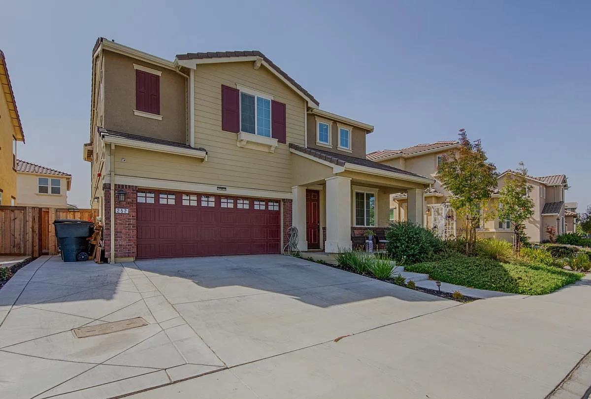 Detail Gallery Image 2 of 25 For 252 Lasata Dr, Tracy,  CA 95377-8441 - 4 Beds | 2/1 Baths