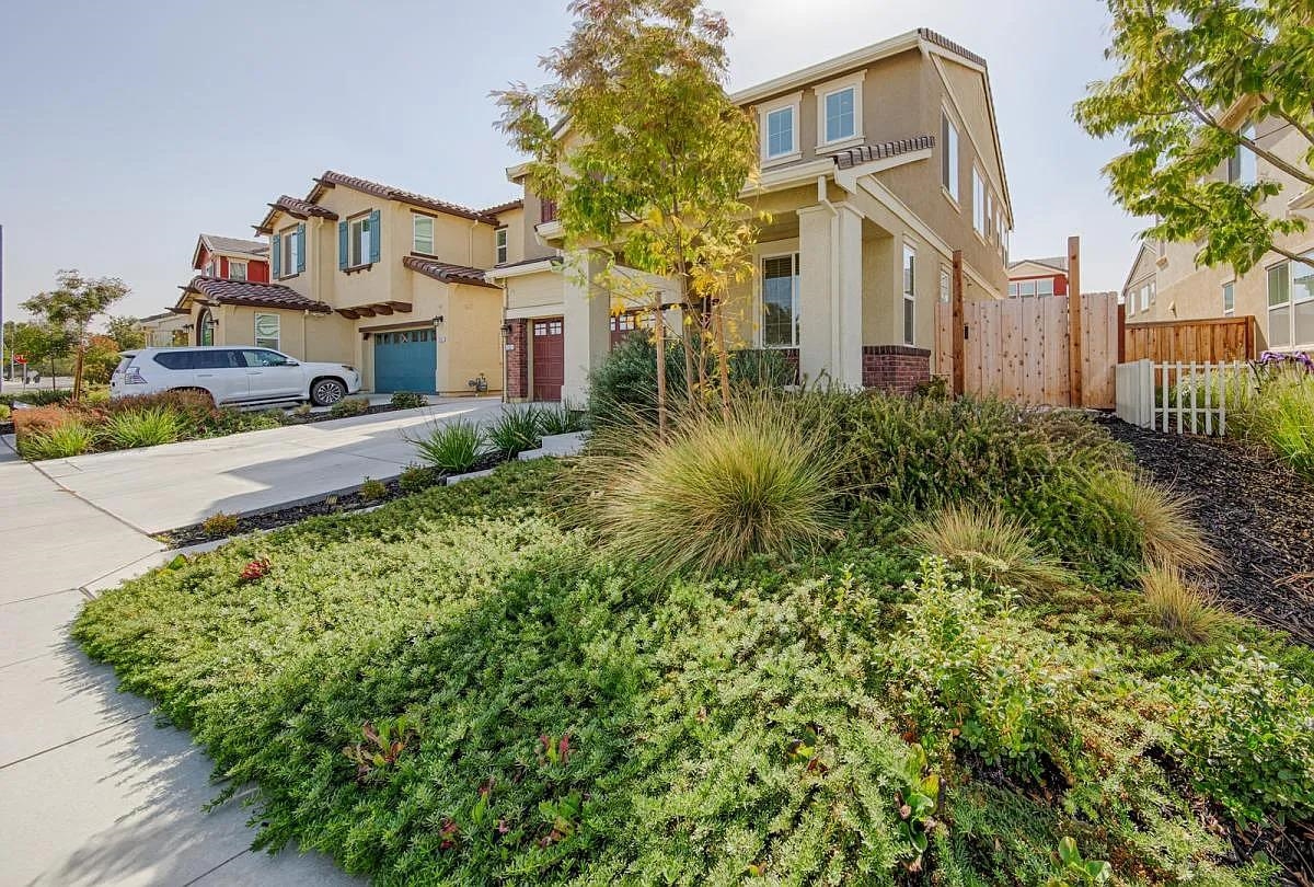 Detail Gallery Image 3 of 25 For 252 Lasata Dr, Tracy,  CA 95377-8441 - 4 Beds | 2/1 Baths