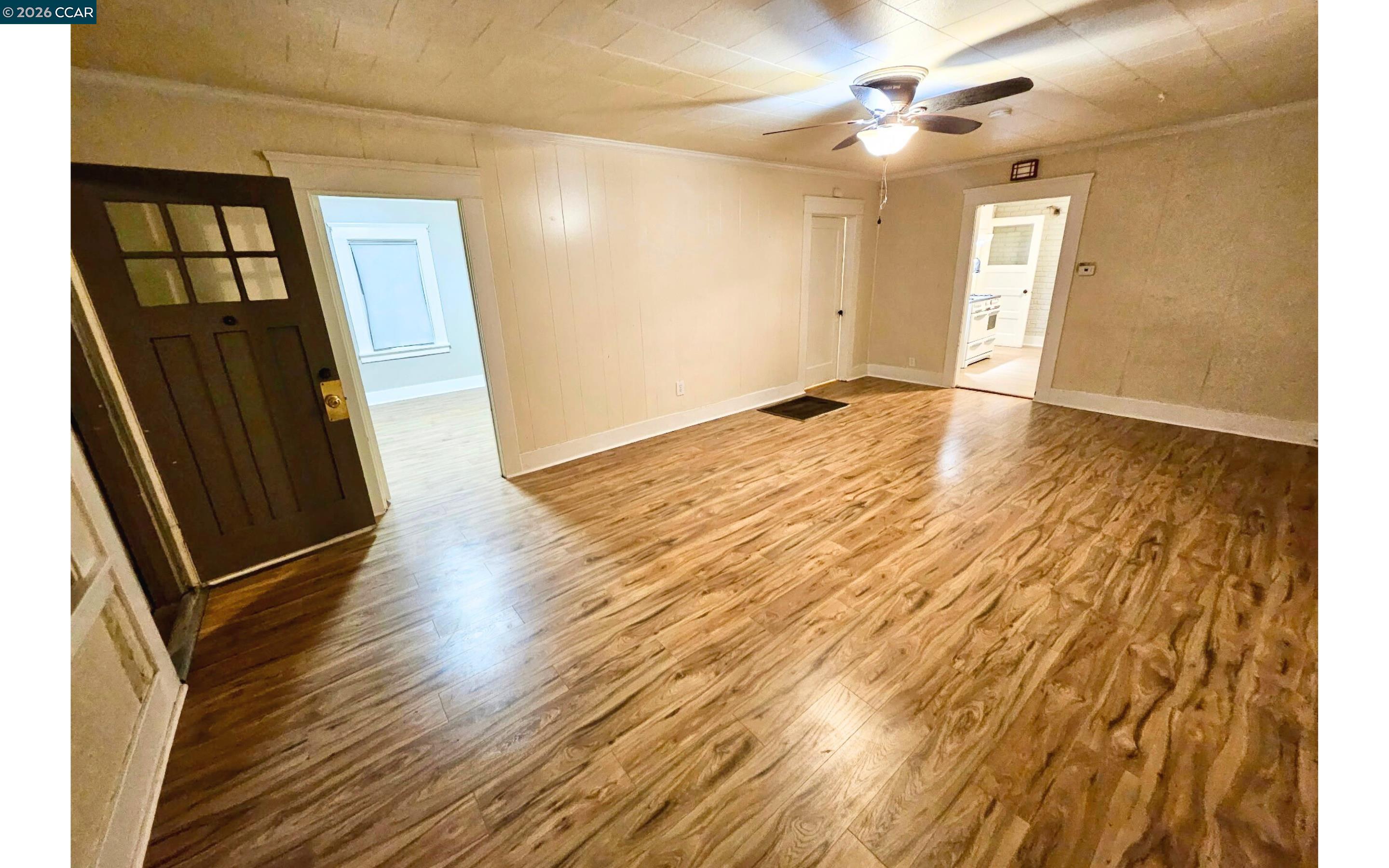 Detail Gallery Image 4 of 14 For 511 E Locust St, Lodi,  CA 95240 - 3 Beds | 1/1 Baths