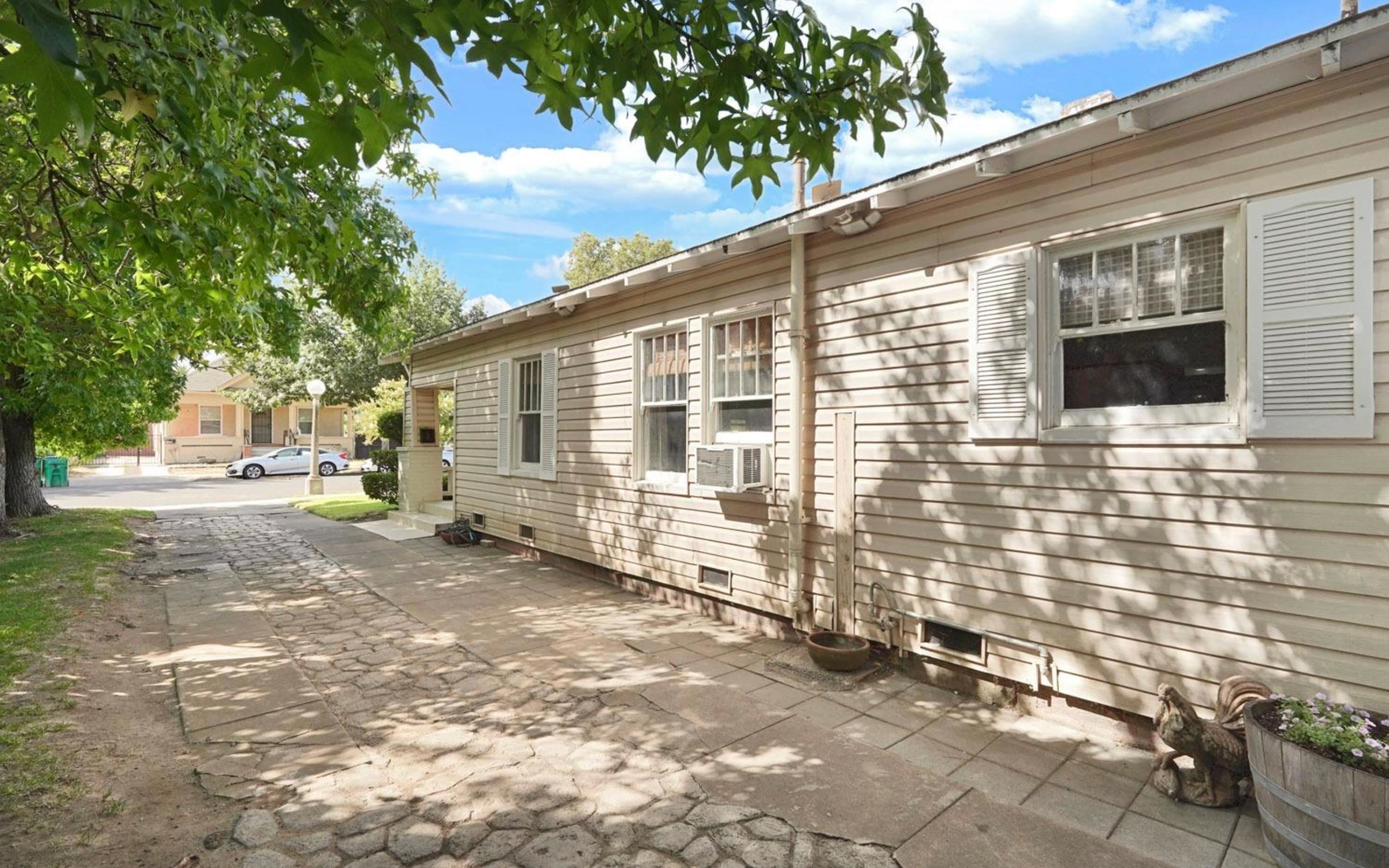 Detail Gallery Image 4 of 14 For 511 E Locust St, Lodi,  CA 95240 - 3 Beds | 1/1 Baths