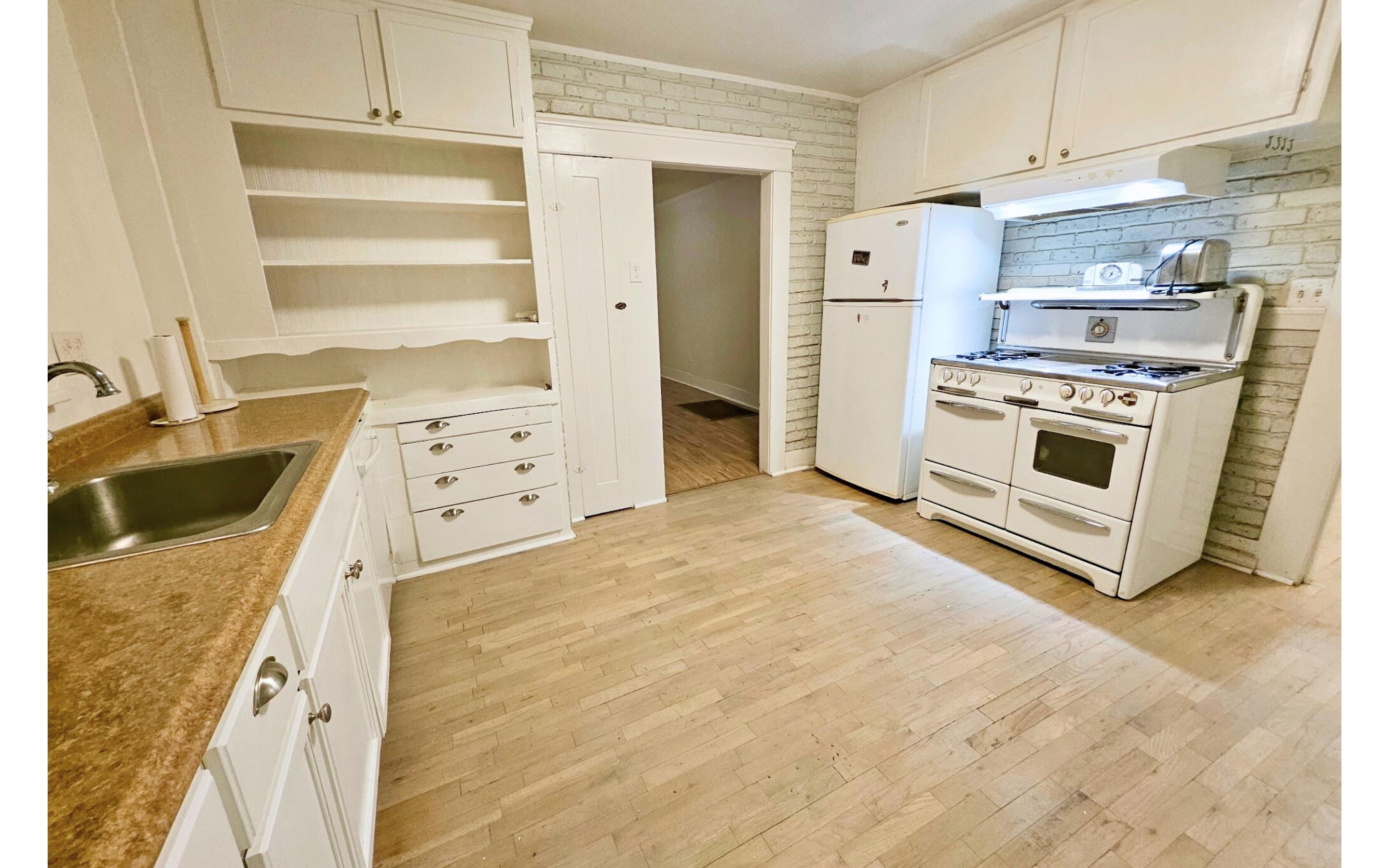 Detail Gallery Image 6 of 14 For 511 E Locust St, Lodi,  CA 95240 - 3 Beds | 1/1 Baths