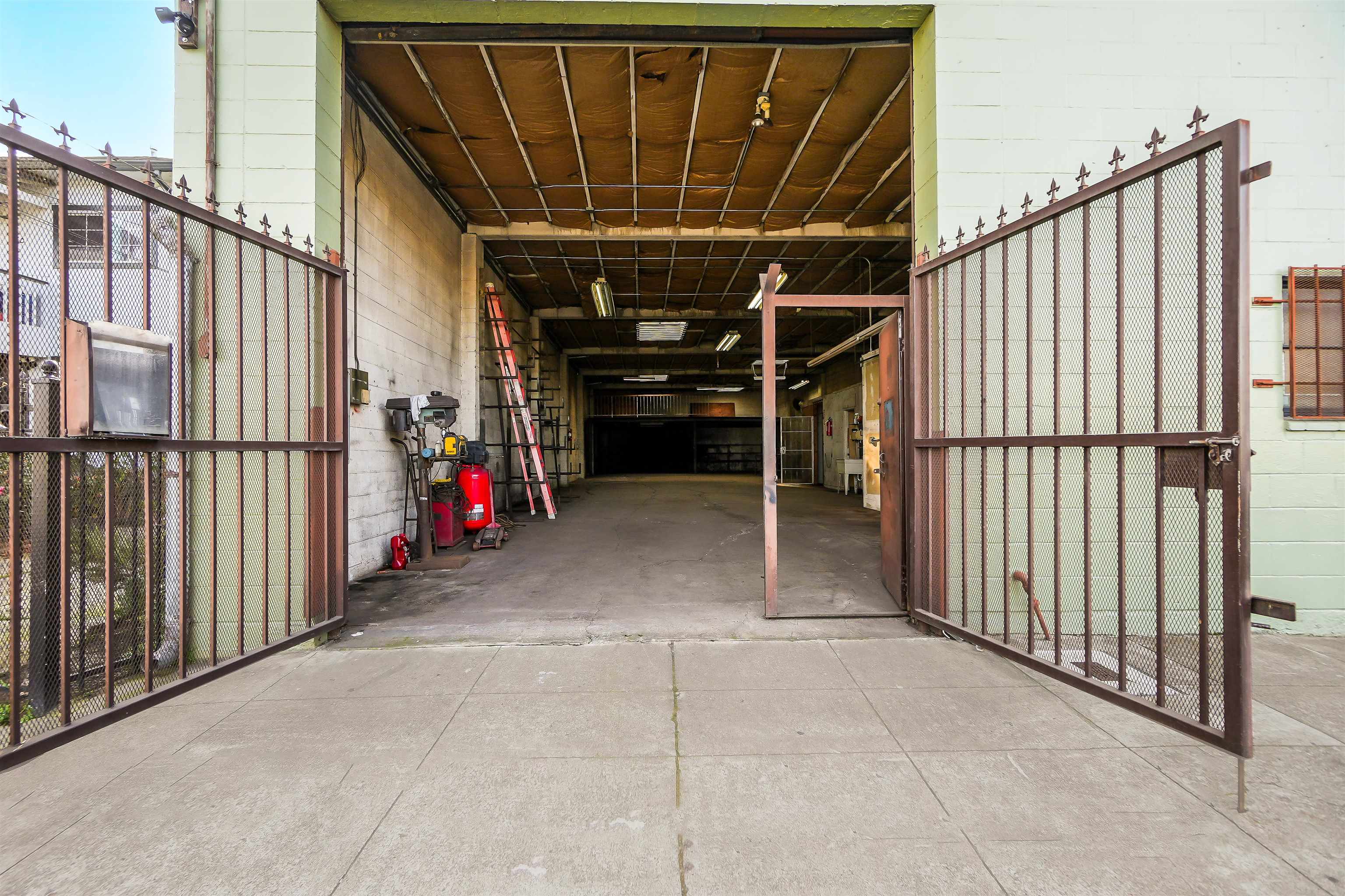 Detail Gallery Image 4 of 24 For 954 86th Ave, Oakland,  CA 94621 - – Beds | – Baths