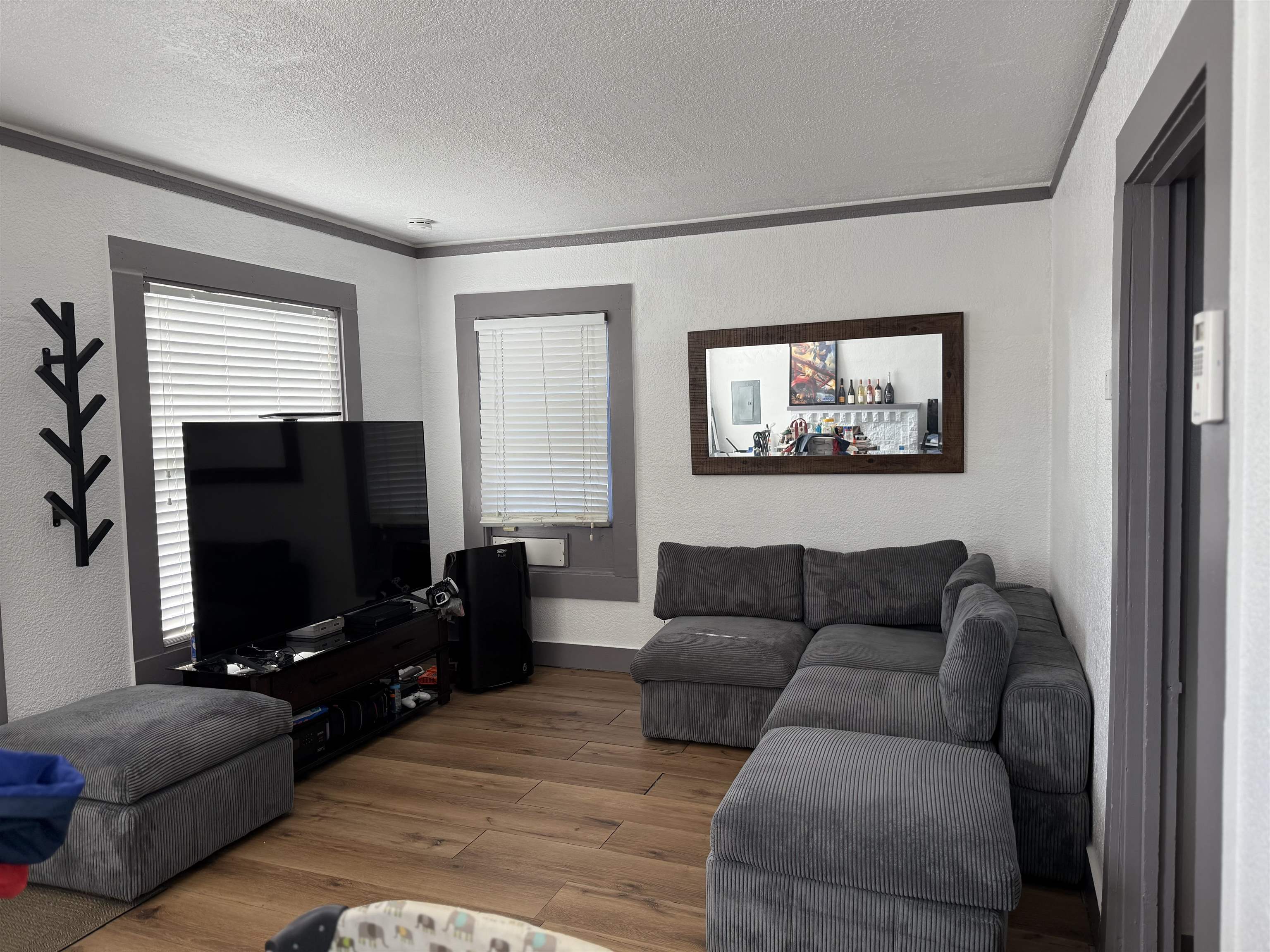 Detail Gallery Image 4 of 8 For 1927 86th Ave, Oakland,  CA 94621 - 2 Beds | 1 Baths