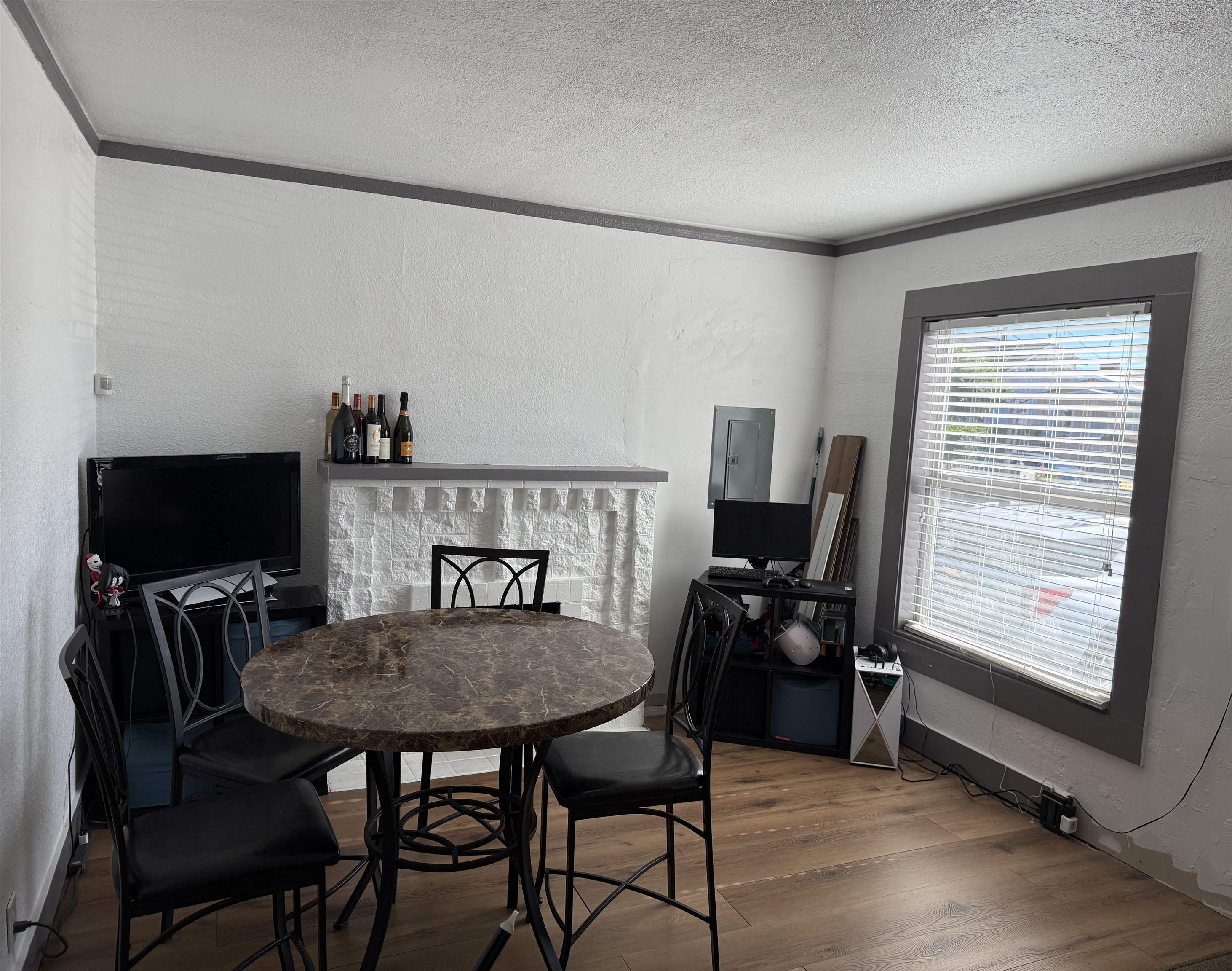 Detail Gallery Image 5 of 8 For 1927 86th Ave, Oakland,  CA 94621 - 2 Beds | 1 Baths