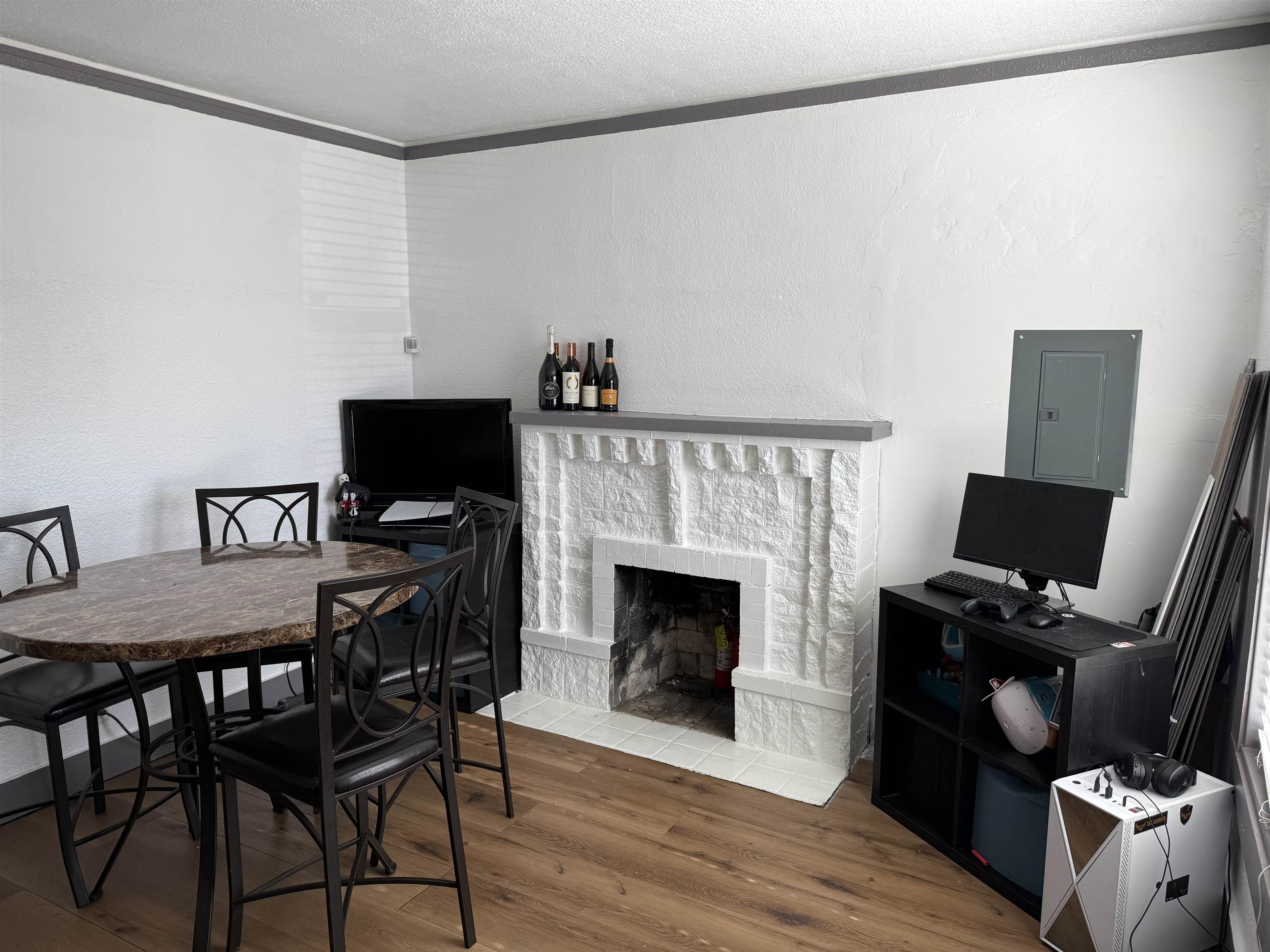 Detail Gallery Image 6 of 8 For 1927 86th Ave, Oakland,  CA 94621 - 2 Beds | 1 Baths