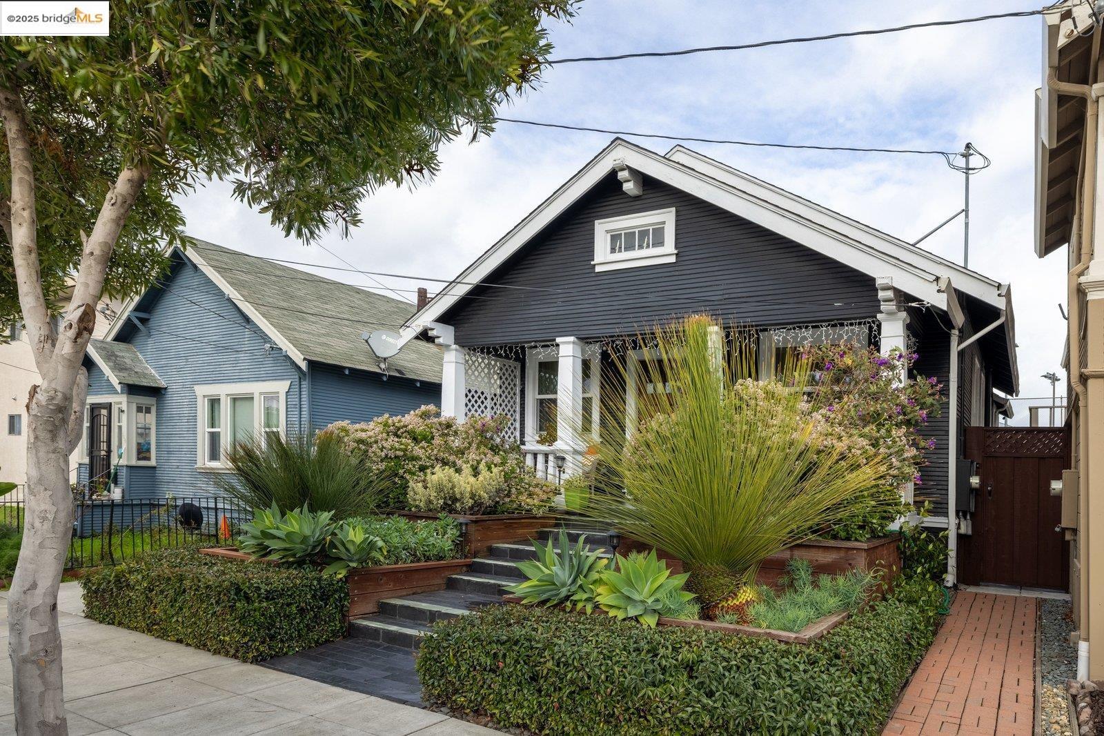 Detail Gallery Image 3 of 52 For 1076 61st St, Oakland,  CA 94608 - 2 Beds | 1 Baths