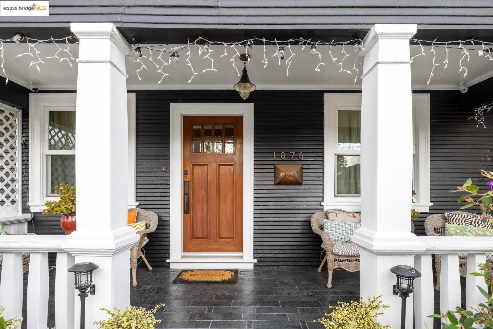 Detail Gallery Image 5 of 52 For 1076 61st St, Oakland,  CA 94608 - 2 Beds | 1 Baths