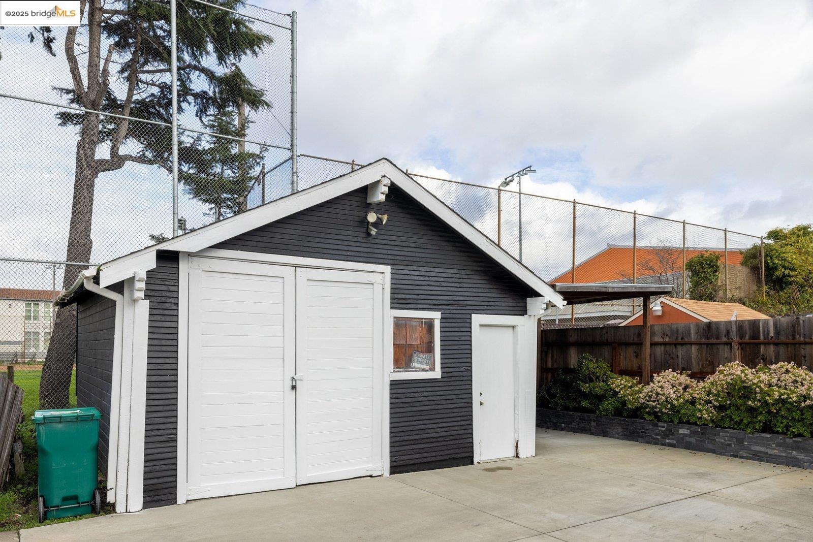 Detail Gallery Image 43 of 52 For 1076 61st St, Oakland,  CA 94608 - 2 Beds | 1 Baths