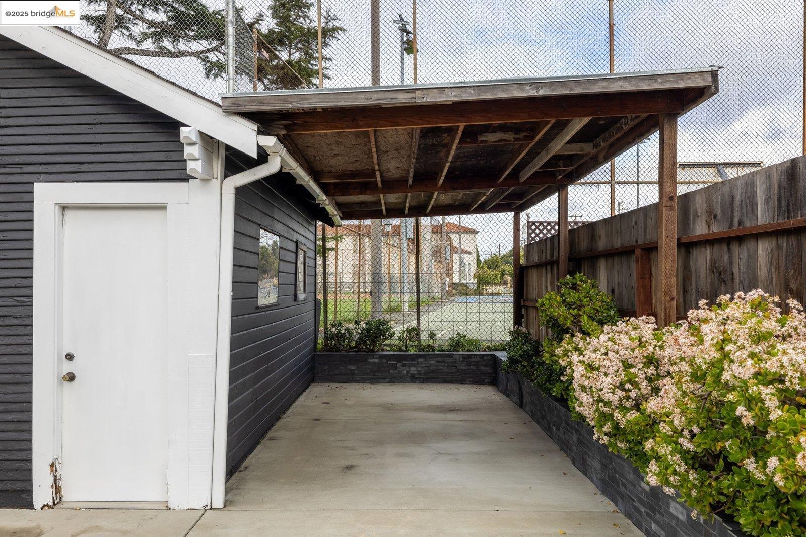 Detail Gallery Image 46 of 52 For 1076 61st St, Oakland,  CA 94608 - 2 Beds | 1 Baths