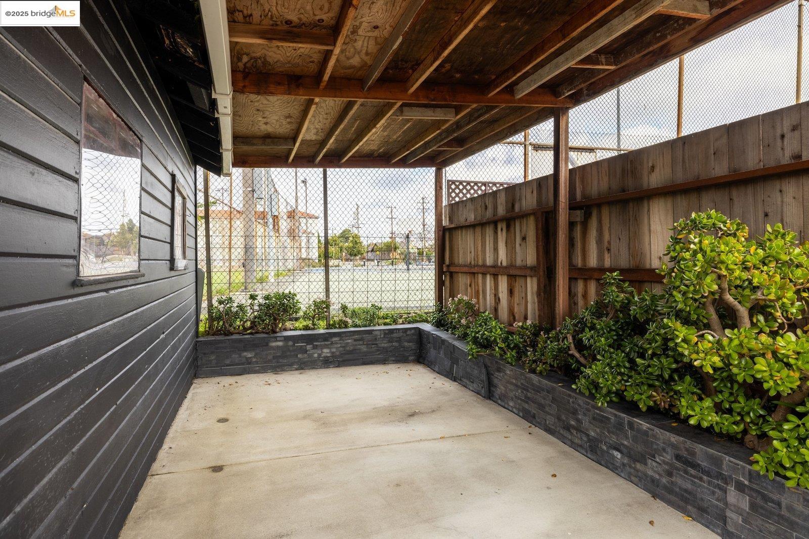 Detail Gallery Image 47 of 52 For 1076 61st St, Oakland,  CA 94608 - 2 Beds | 1 Baths