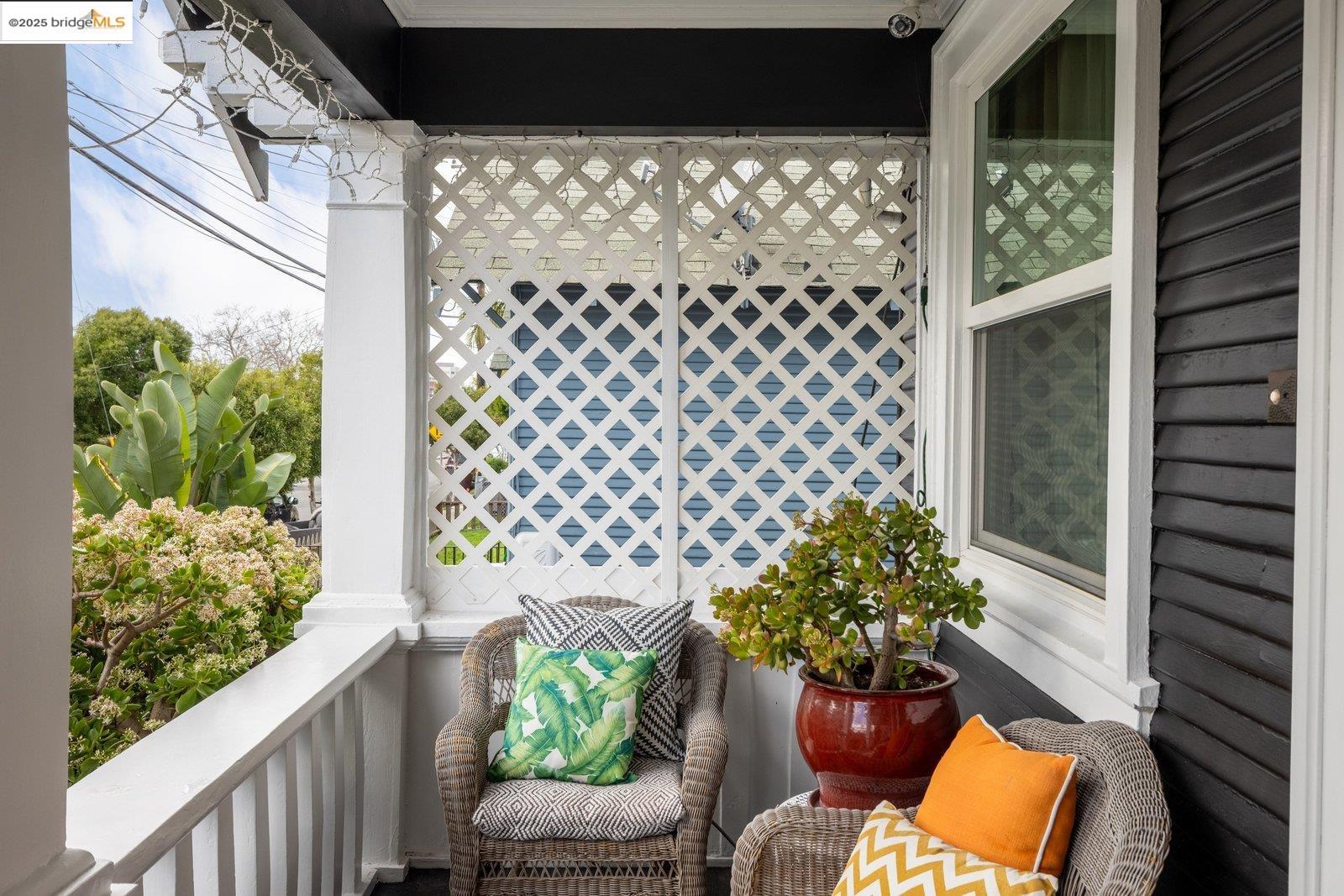 Detail Gallery Image 9 of 52 For 1076 61st St, Oakland,  CA 94608 - 2 Beds | 1 Baths