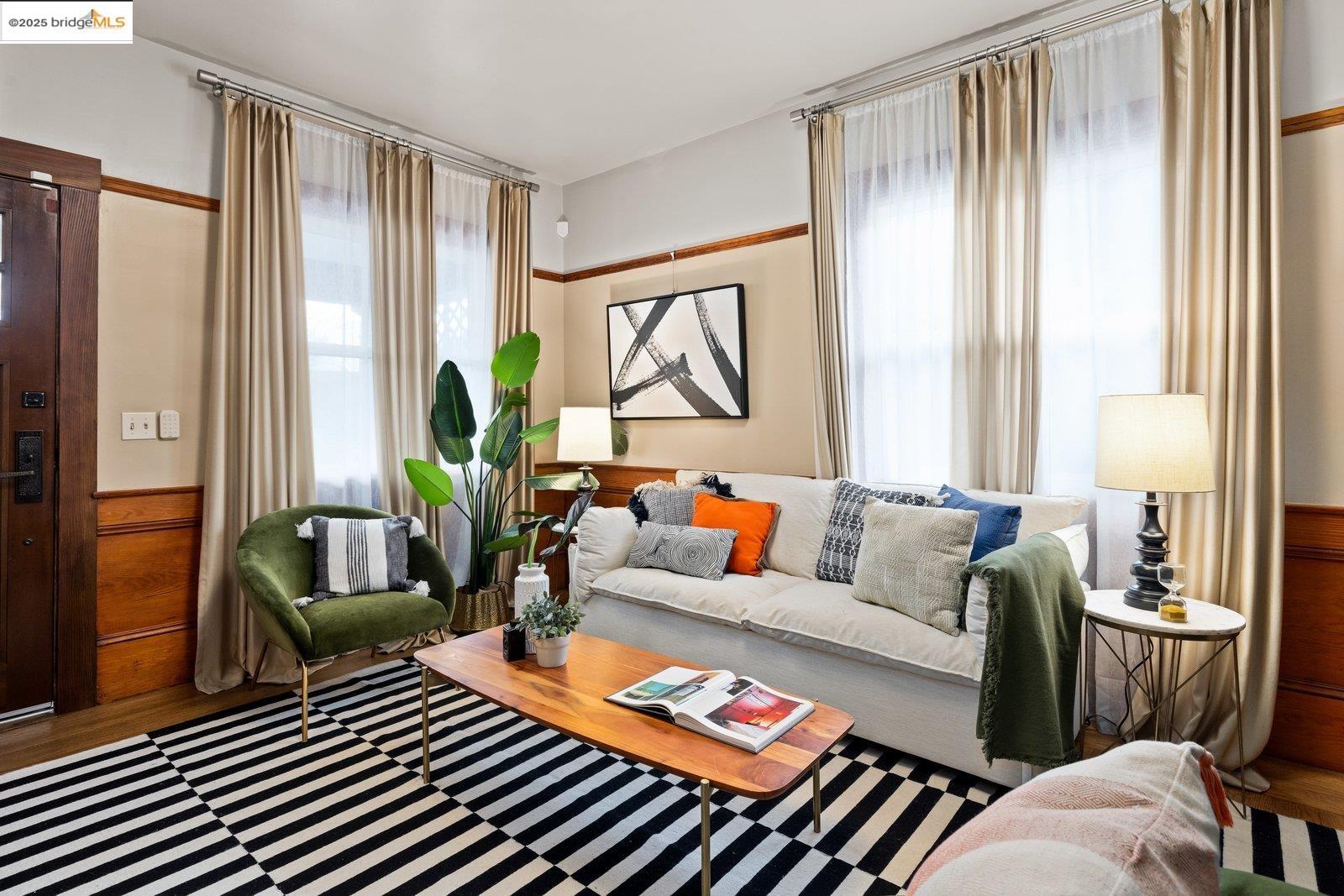 Detail Gallery Image 10 of 52 For 1076 61st St, Oakland,  CA 94608 - 2 Beds | 1 Baths