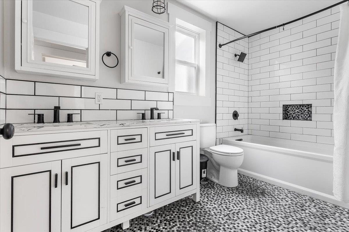 Detail Gallery Image 11 of 23 For 3029 Chestnut St, Oakland,  CA 94608 - – Beds | – Baths