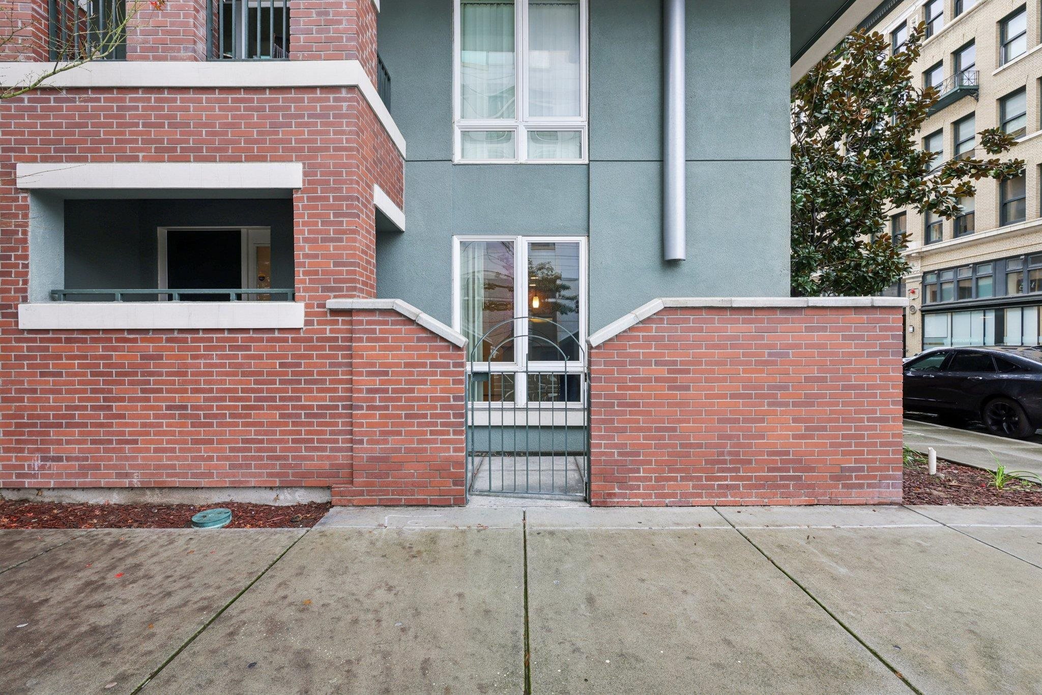 Detail Gallery Image 4 of 33 For 1511 Jefferson St Unit Th11,  Oakland,  CA 94612 - 2 Beds | 2/1 Baths