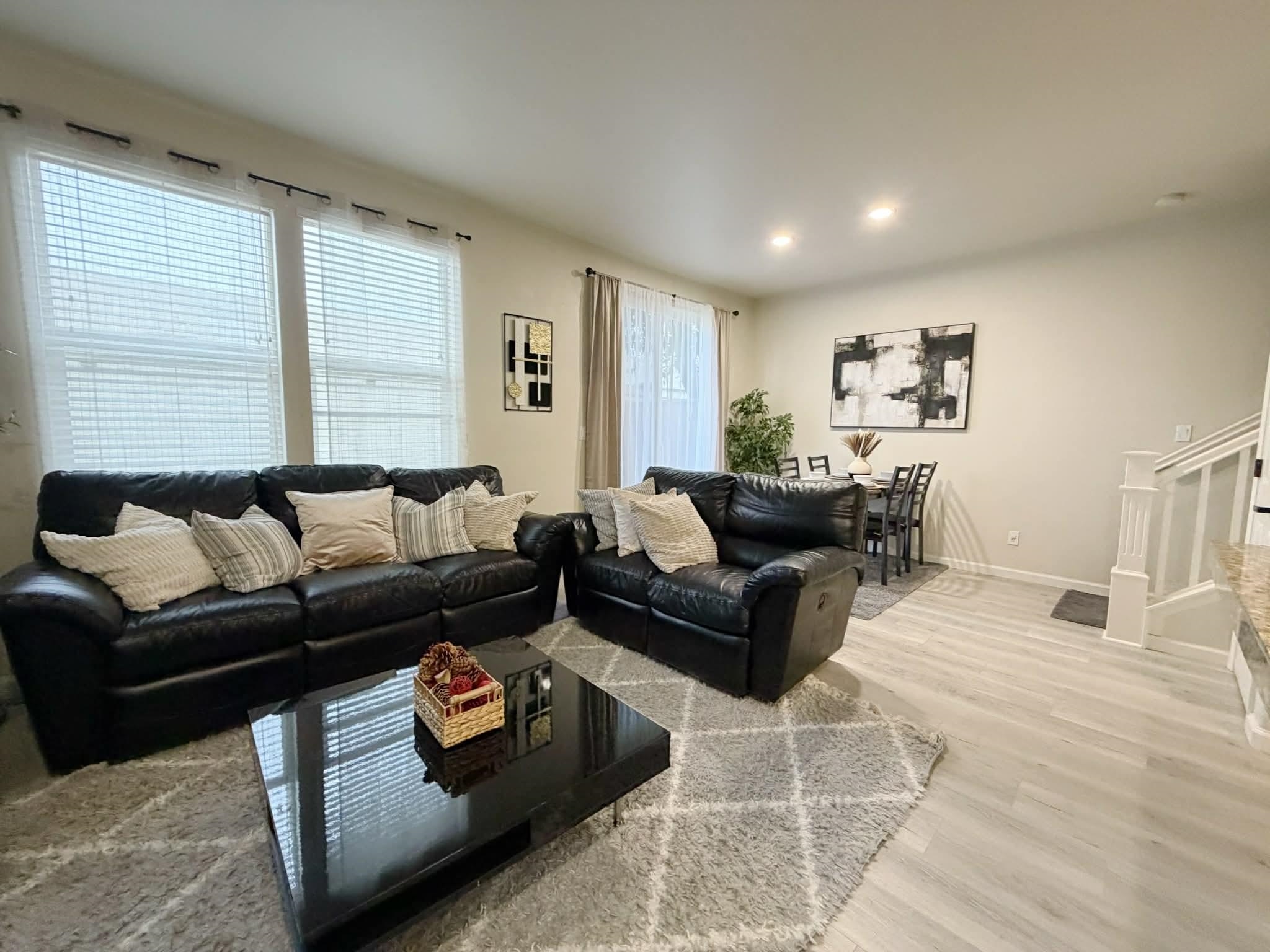 Detail Gallery Image 2 of 26 For 556 Heritage Cir, San Lorenzo,  CA 94580 - 4 Beds | 2/1 Baths