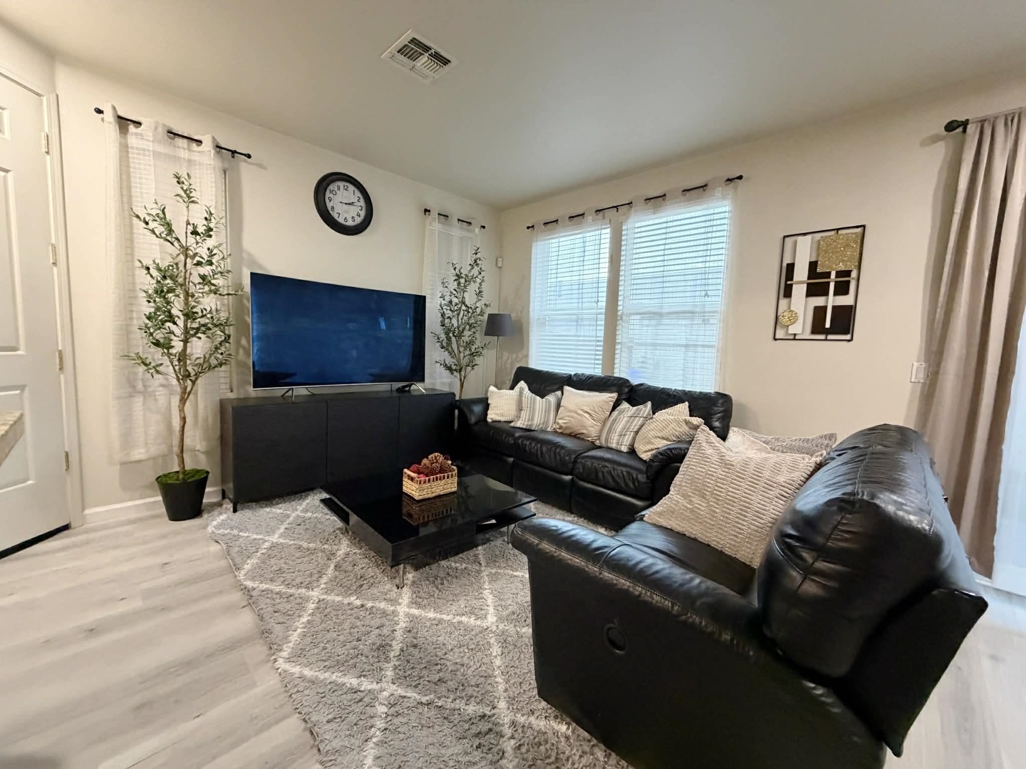 Detail Gallery Image 3 of 26 For 556 Heritage Cir, San Lorenzo,  CA 94580 - 4 Beds | 2/1 Baths