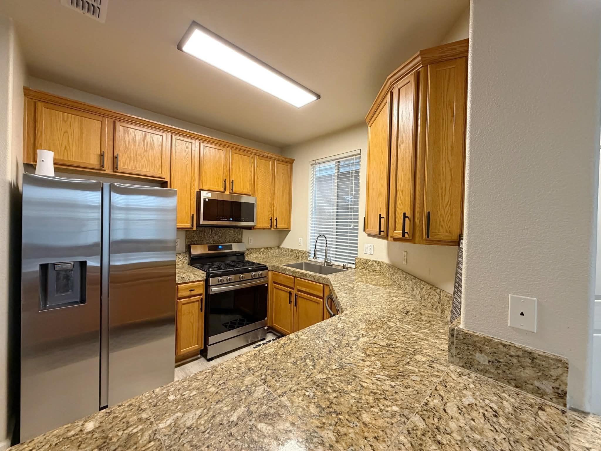 Detail Gallery Image 5 of 26 For 556 Heritage Cir, San Lorenzo,  CA 94580 - 4 Beds | 2/1 Baths