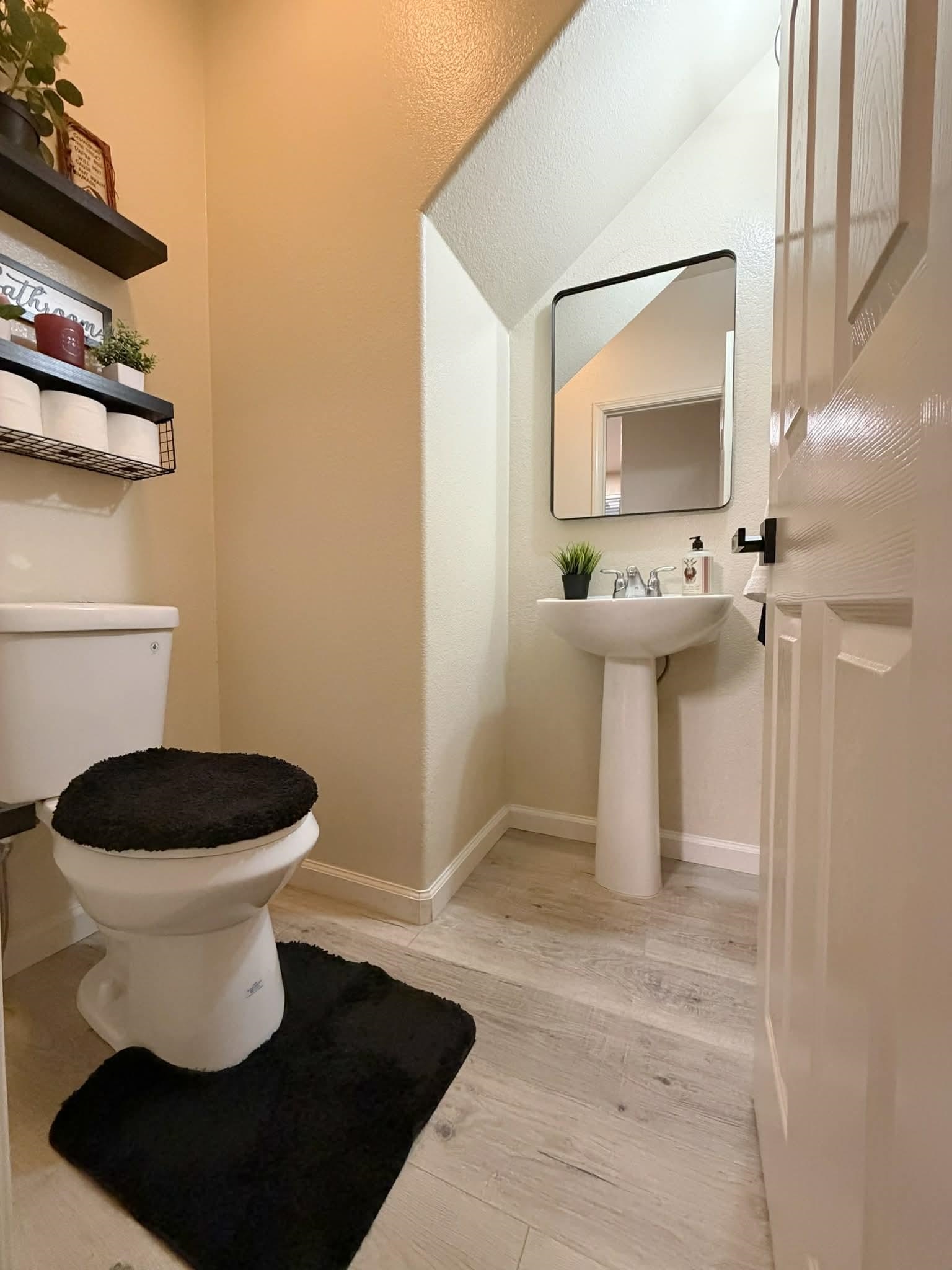 Detail Gallery Image 7 of 26 For 556 Heritage Cir, San Lorenzo,  CA 94580 - 4 Beds | 2/1 Baths