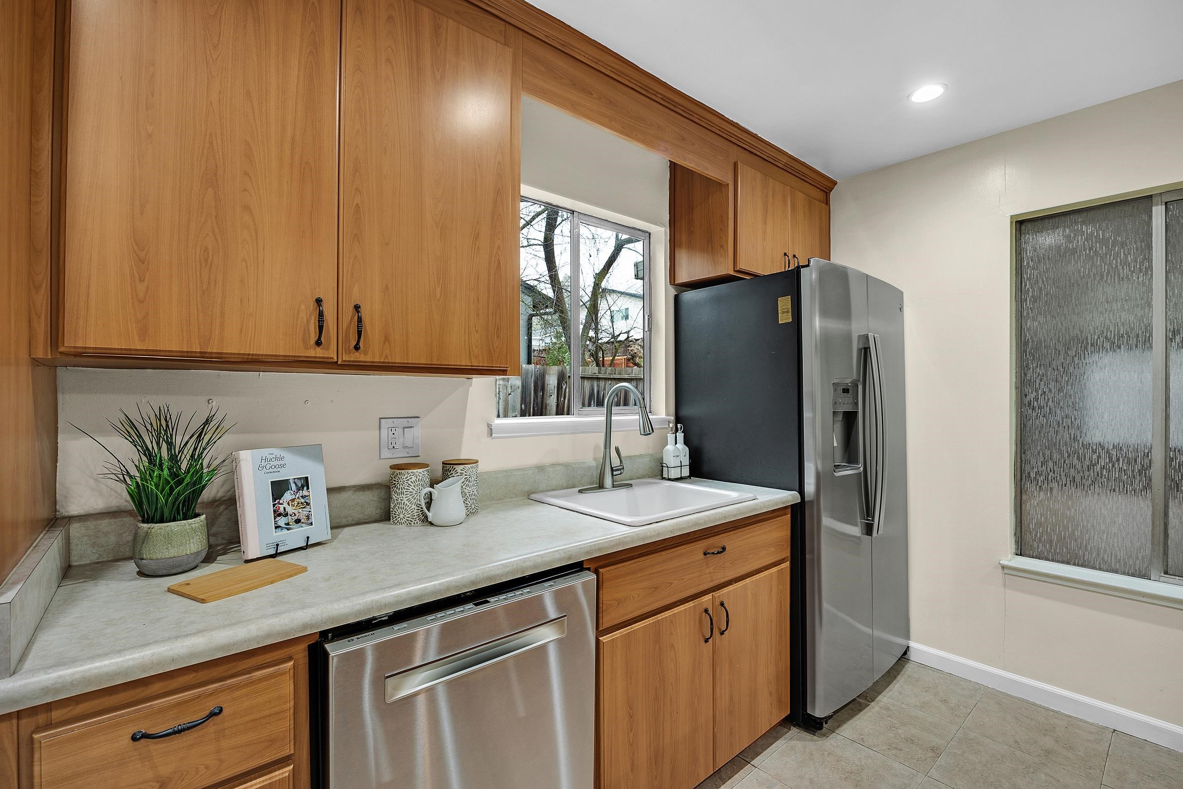 Detail Gallery Image 9 of 34 For 550 Blue Ridge Dr, Martinez,  CA 94553 - 4 Beds | 2 Baths