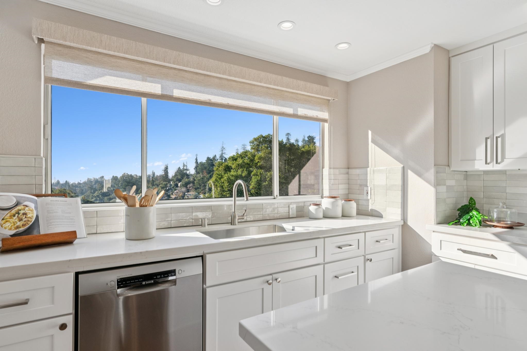 Detail Gallery Image 20 of 52 For 1715 Alhambra Ln, Oakland,  CA 94611 - 4 Beds | 3 Baths