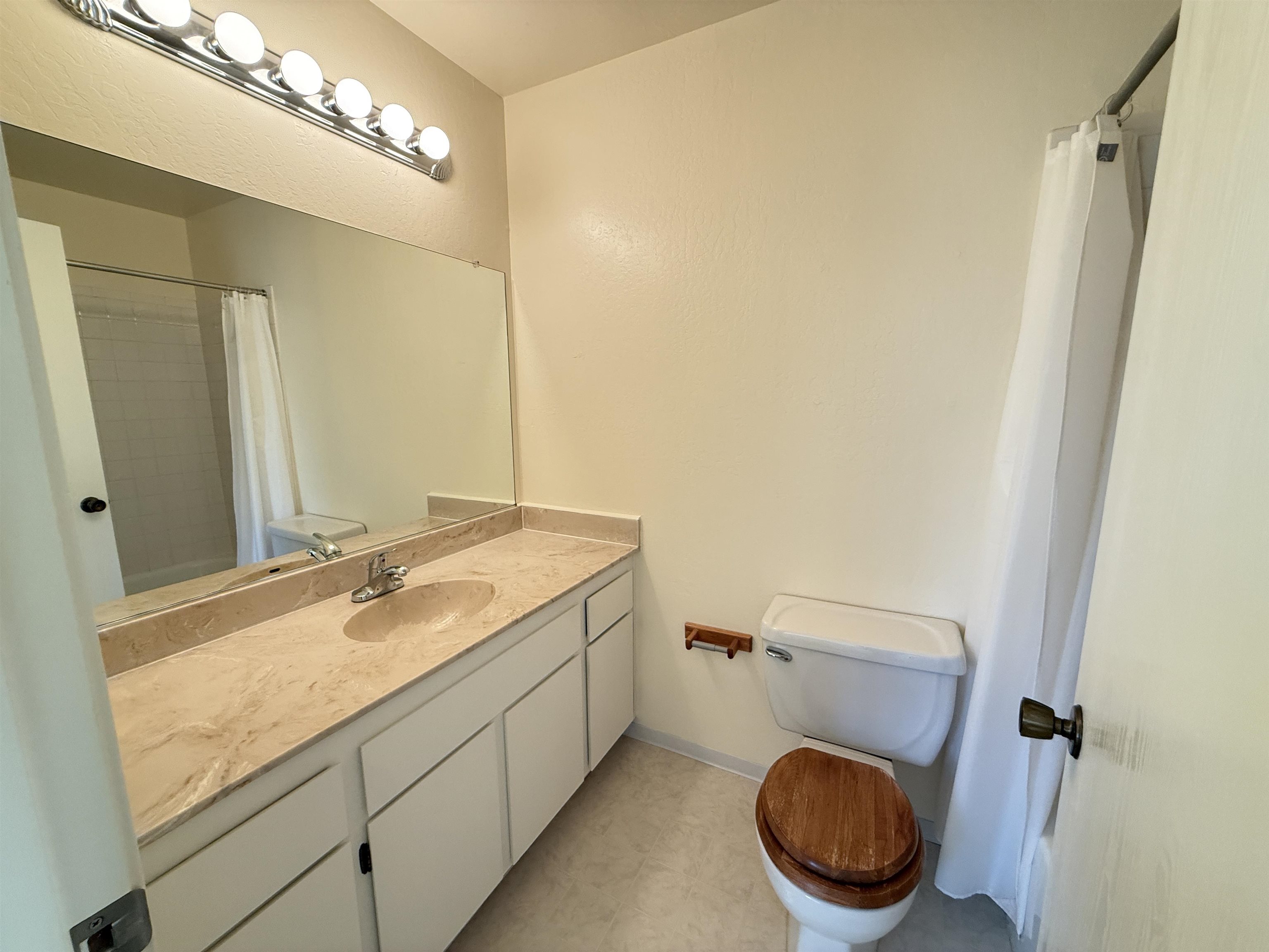 Detail Gallery Image 4 of 13 For 1126 Maywood Ln, Martinez,  CA 94553 - 2 Beds | 2 Baths