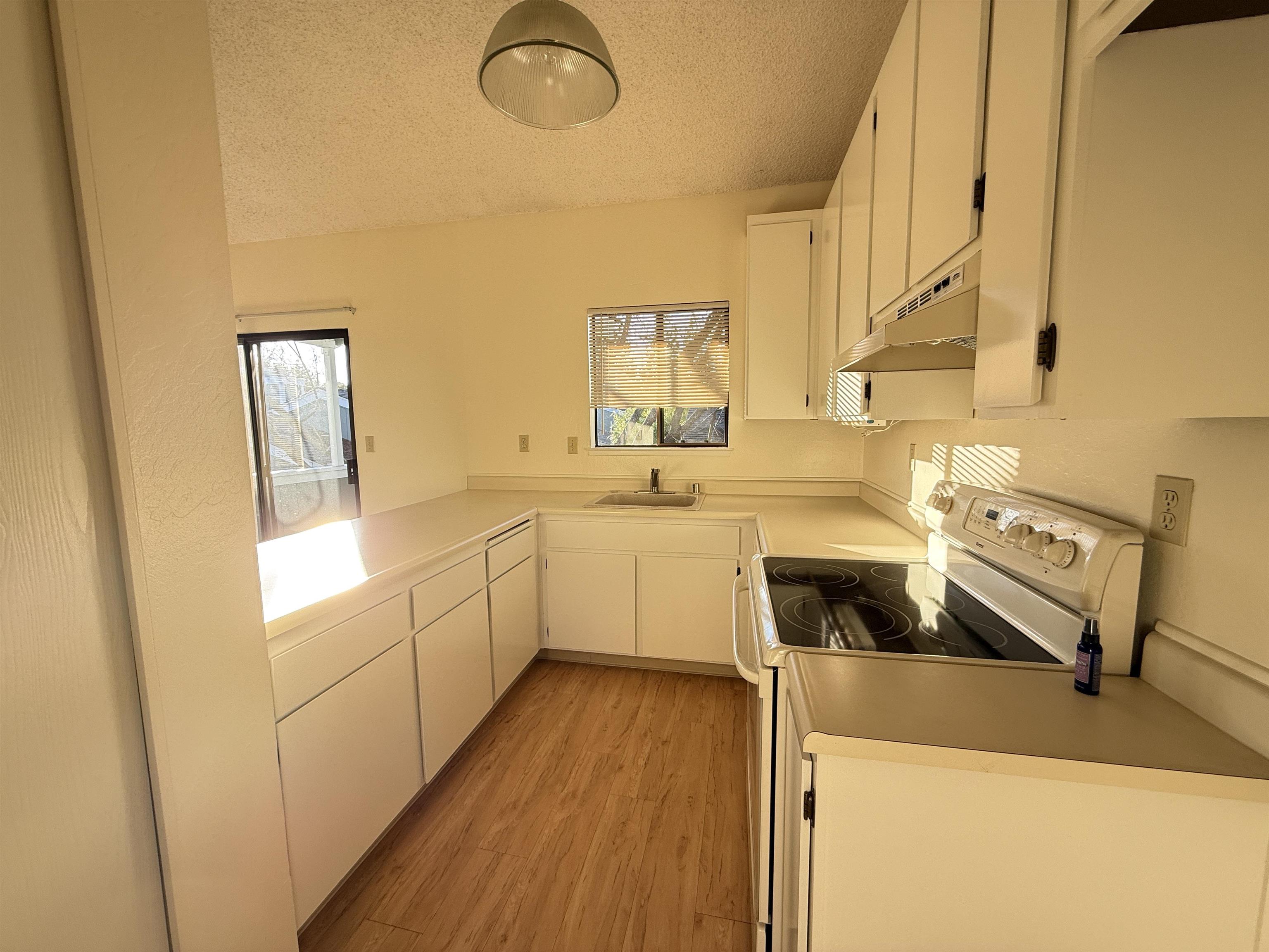 Detail Gallery Image 8 of 13 For 1126 Maywood Ln, Martinez,  CA 94553 - 2 Beds | 2 Baths