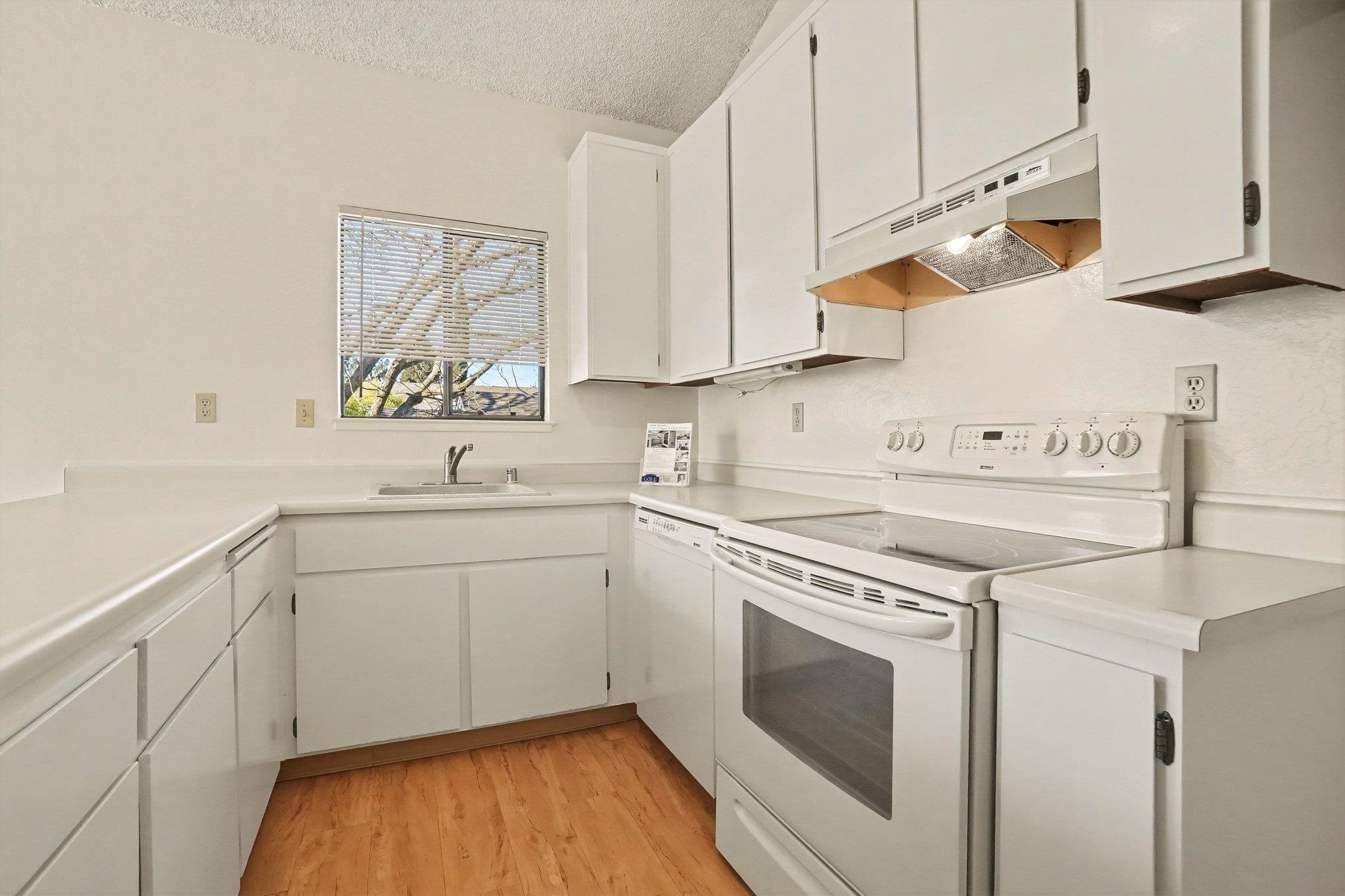 Detail Gallery Image 8 of 15 For 1126 Maywood Ln, Martinez,  CA 94553 - 2 Beds | 2 Baths