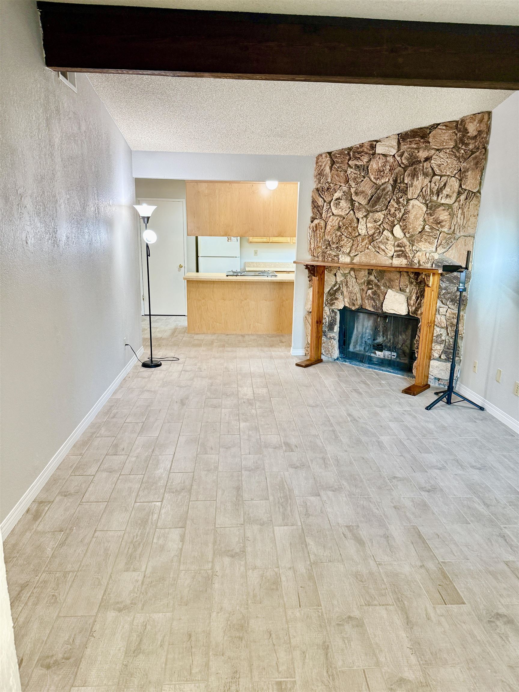 Detail Gallery Image 2 of 8 For 406 Cameron Way, Roseville,  CA 95678 - 3 Beds | 2 Baths