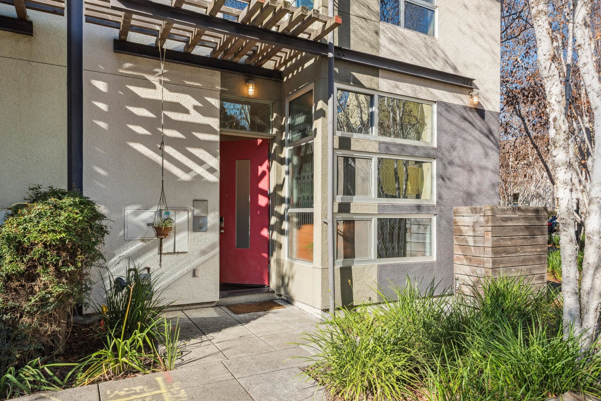 Detail Gallery Image 2 of 27 For 9 Ealing Ln, Oakland,  CA 94608 - 1 Beds | 1 Baths