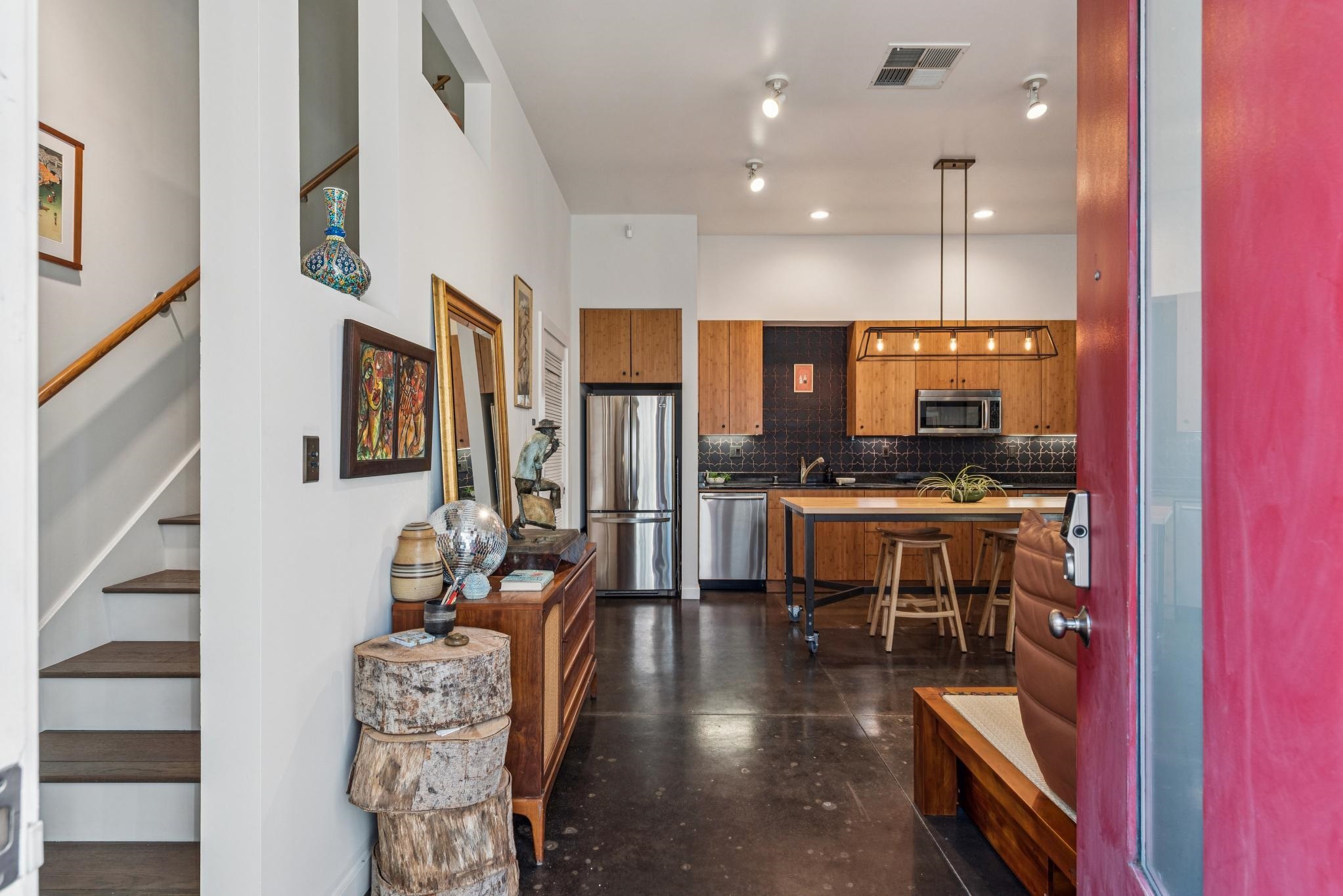 Detail Gallery Image 3 of 27 For 9 Ealing Ln, Oakland,  CA 94608 - 1 Beds | 1 Baths