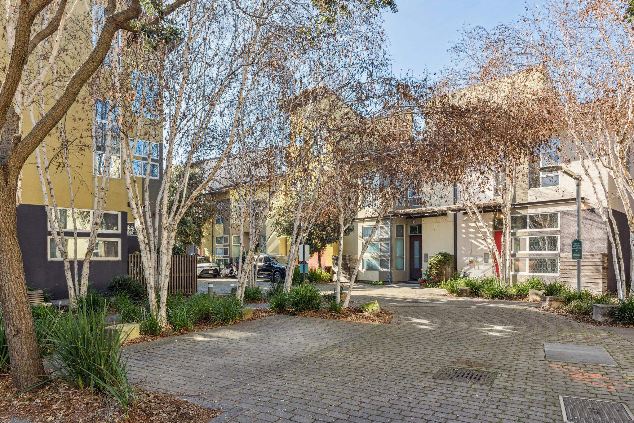 Detail Gallery Image 22 of 27 For 9 Ealing Ln, Oakland,  CA 94608 - 1 Beds | 1 Baths