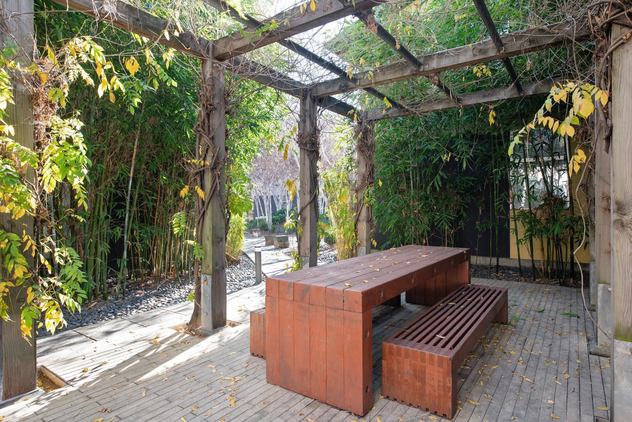 Detail Gallery Image 25 of 27 For 9 Ealing Ln, Oakland,  CA 94608 - 1 Beds | 1 Baths