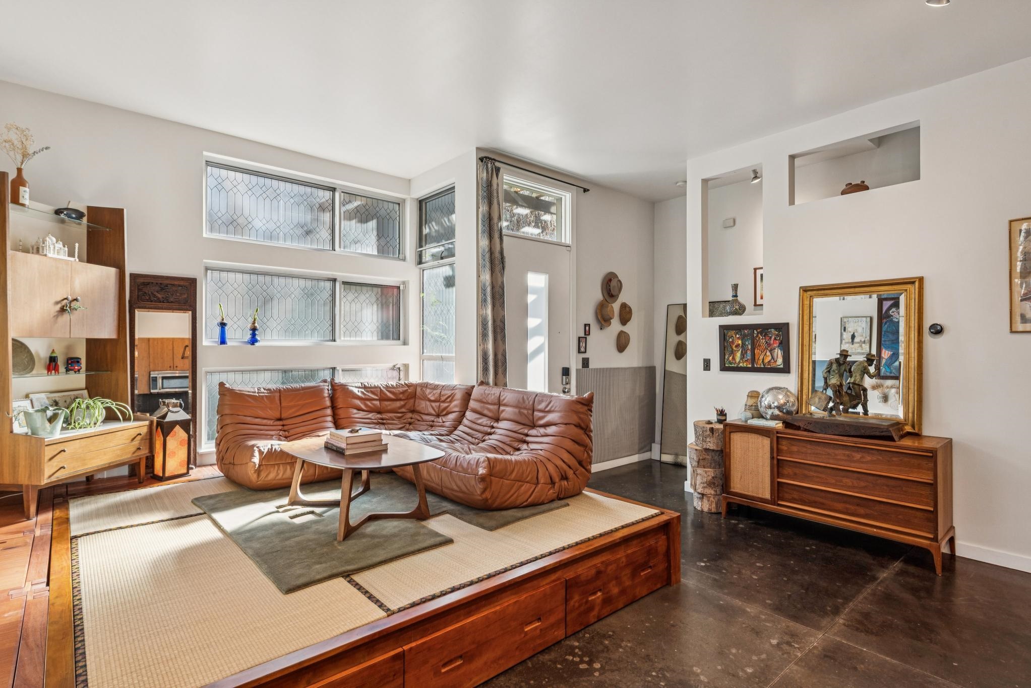 Detail Gallery Image 4 of 27 For 9 Ealing Ln, Oakland,  CA 94608 - 1 Beds | 1 Baths