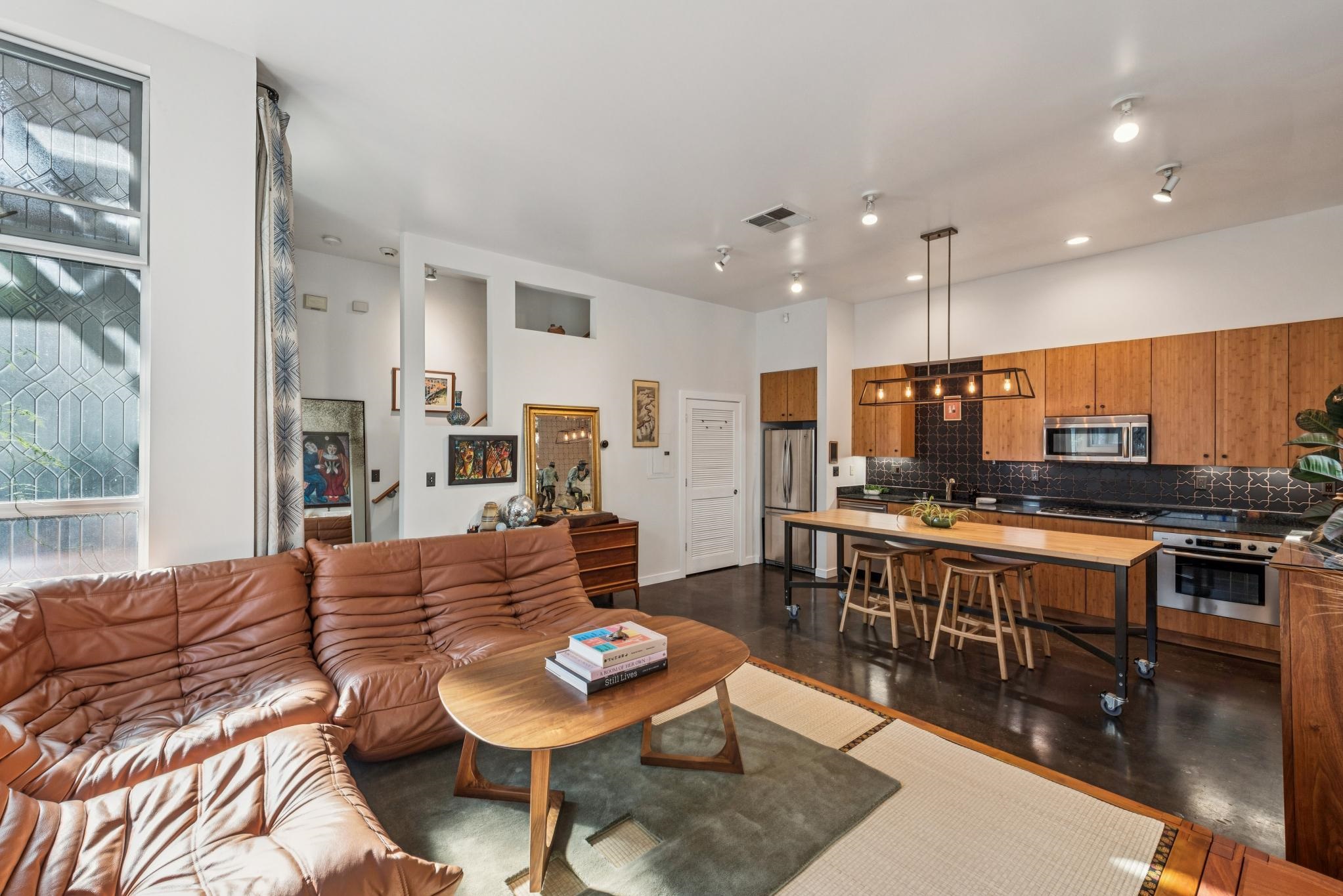 Detail Gallery Image 7 of 27 For 9 Ealing Ln, Oakland,  CA 94608 - 1 Beds | 1 Baths