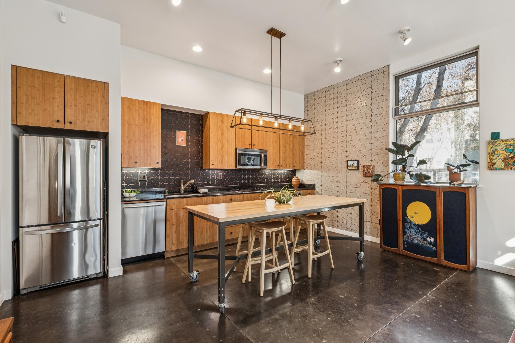 Detail Gallery Image 8 of 27 For 9 Ealing Ln, Oakland,  CA 94608 - 1 Beds | 1 Baths